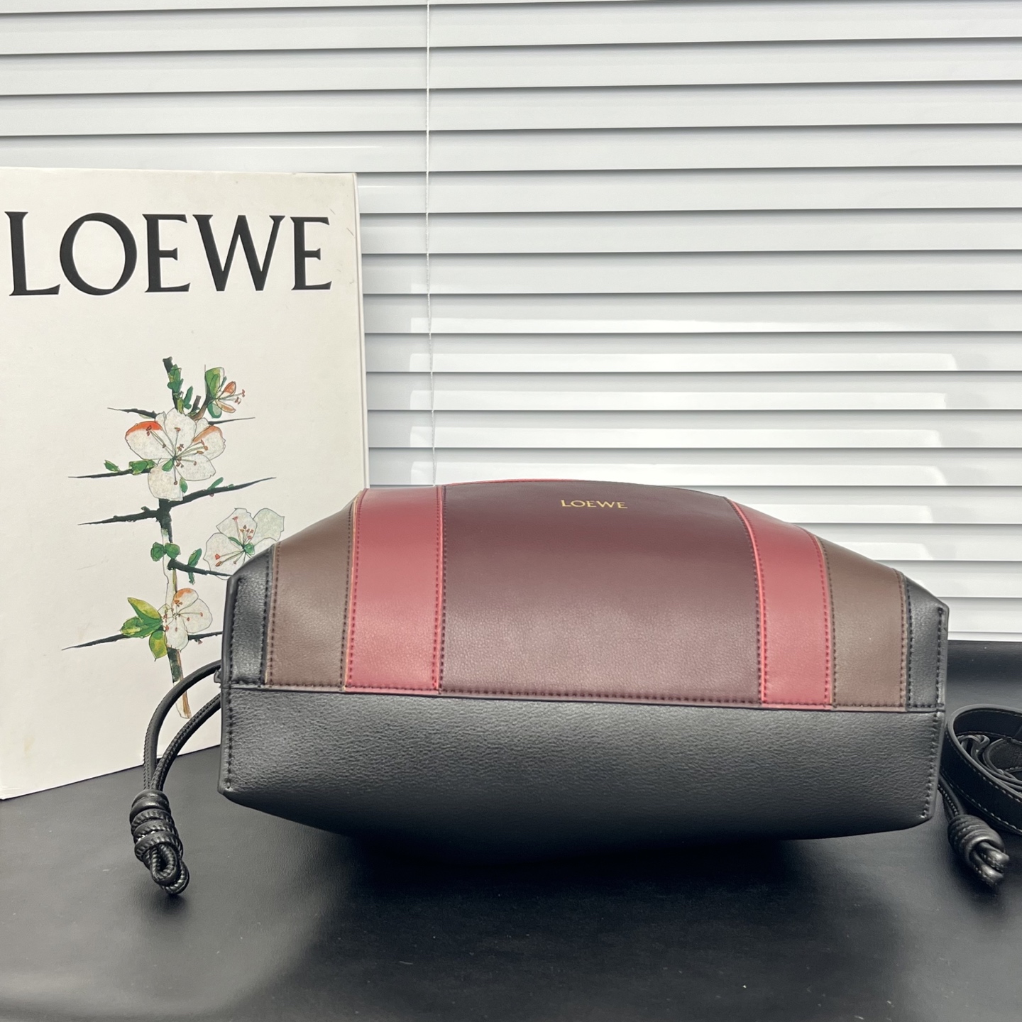💰248包邮❗ 拼色 𝑳𝒐𝒆𝒘𝒆 Flamenco 福袋 可手提可斜挎 平纹牛皮 拉绳收紧 并打上标志性的盘绕结， &ldquo;肩背 斜挎或手拿*可拆卸和可调式肩带*隐形式磁扣开合 尺寸 大号：29-24-10 cm ❌不退不换慎重下单❌