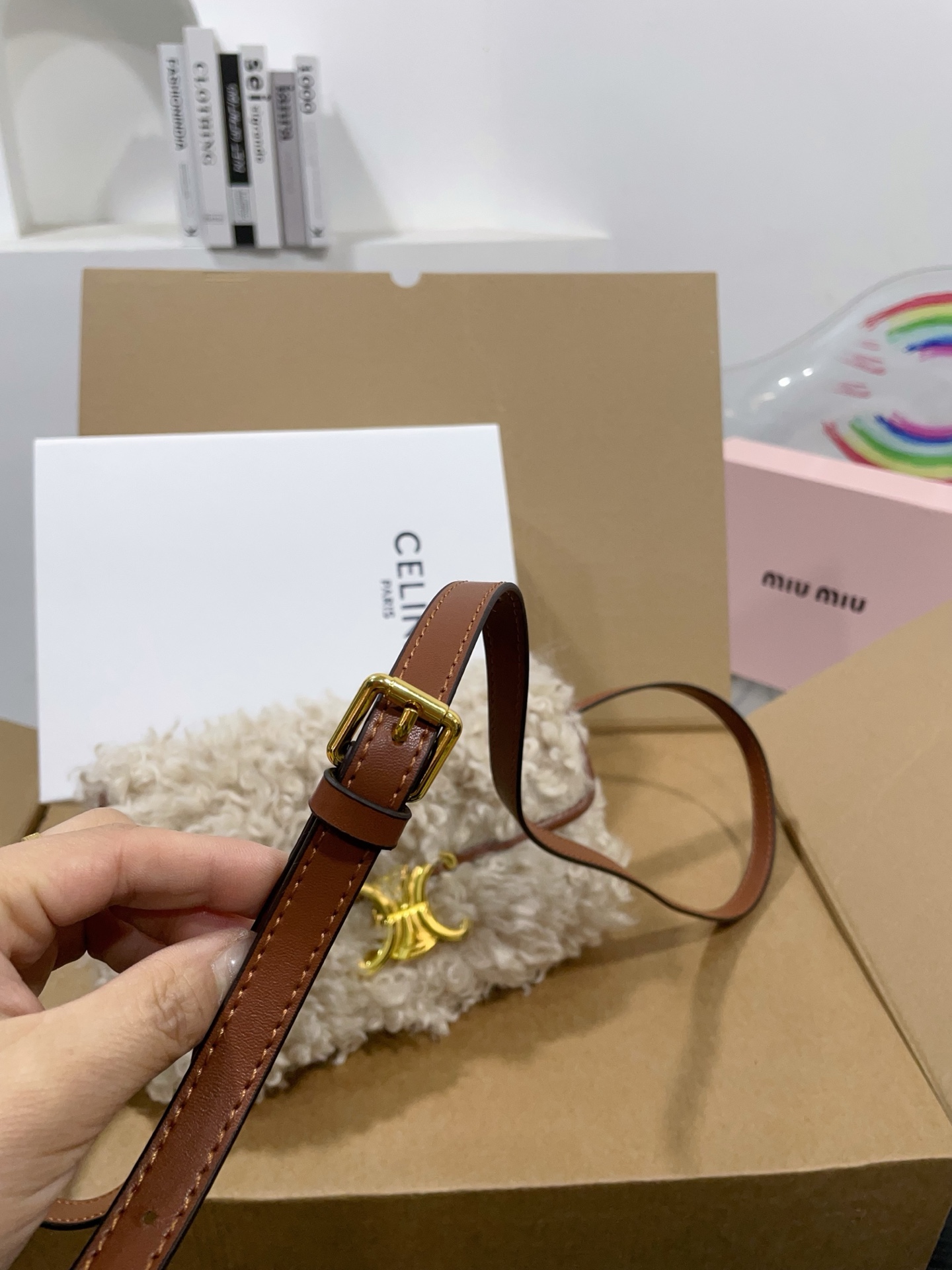 👑💰130💰配盒 赛琳原版羊羔毛hobo 红红火火恍恍惚惚出街啦~ 搭配衣服真的吼吼看~一秒时尚感千金风拉满红色也很显眼,好多场合都可以搭配 张元英同款~~~ 尺寸21cm