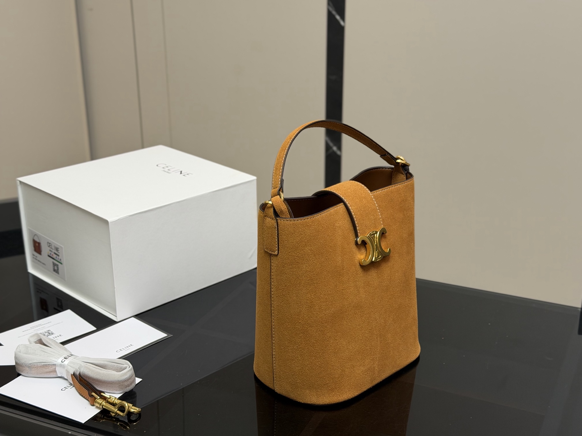 &yen;185 配折叠盒 size： 24.24cm Celine 水桶包赛琳 一直很喜欢小牛皮的包 经久耐看 复古印花图案 有着高颜值的复古文艺气息🌱