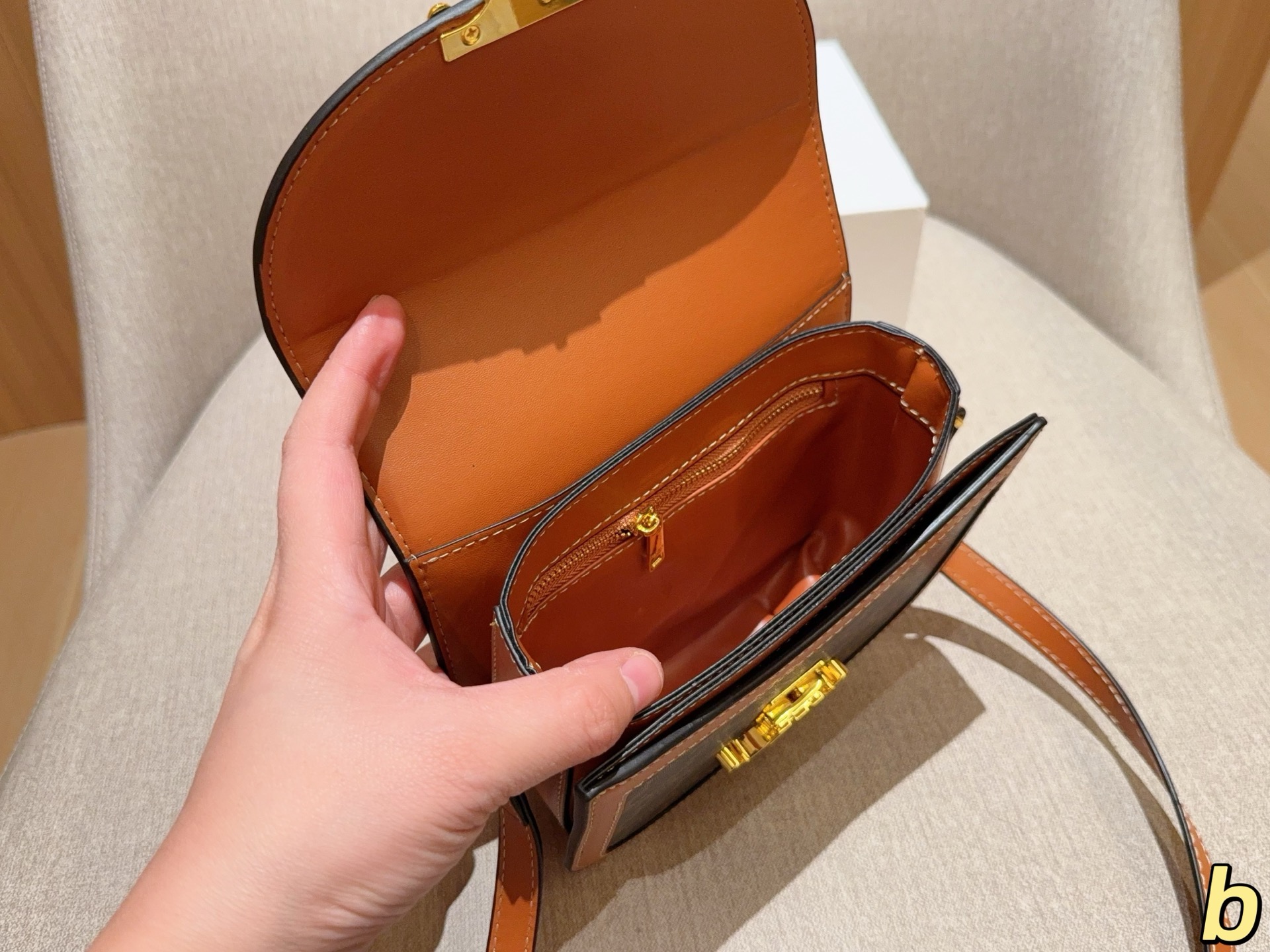 💰140 Celine/赛琳 经典半圆马鞍包 尺寸18&times;15&times;5 礼盒包装🎁