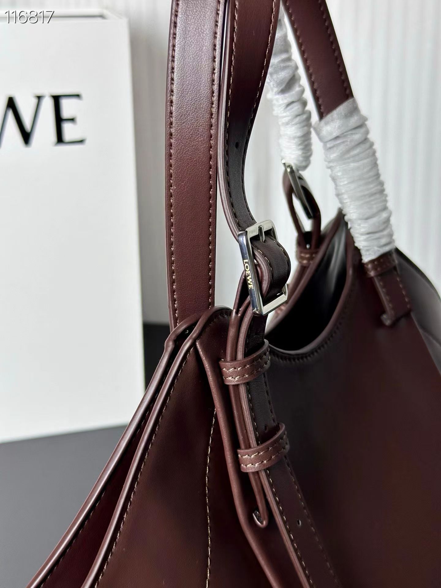 💰230包邮❗ LOEWE|松弛感大包 Hammock Flip吊床包 Hammock的升级版来咯 变得更时髦 更松弛了 肩带部分可以调节为腋下hobo背法 调短手拎也很方便☕️ 容量可以放下一个iPad Pro 出差 通勤没有问题 15x22.5x22cm:15x22.5x22cm 款号:7079 ❌不退不换慎重下单❌