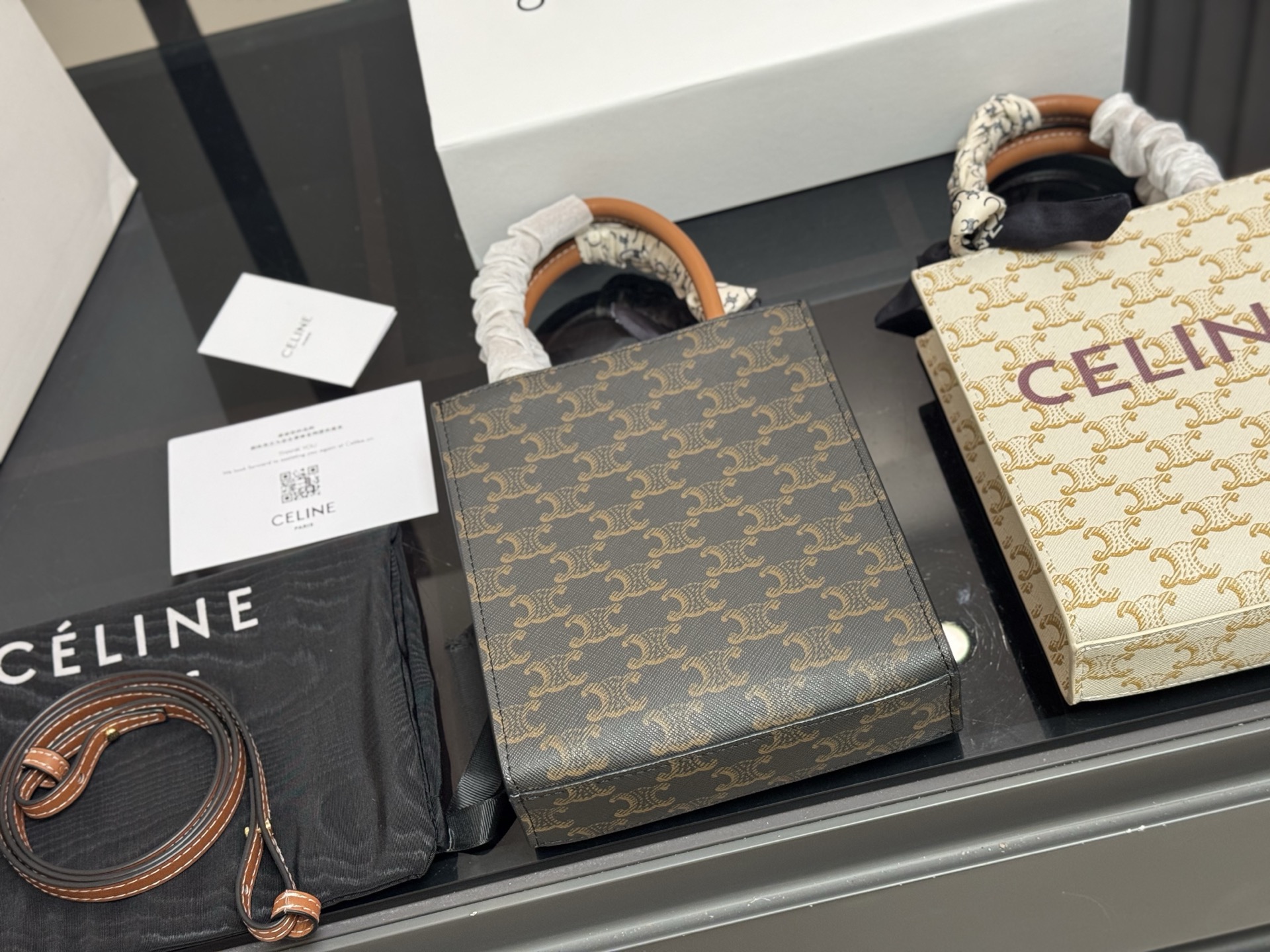 &yen;150 配折叠盒 size：17*21cm celine 老花 mini 琴谱 赛琳老花耐看耐用 可爱又超级大气的一款！ 它绝对是四季款！ydds