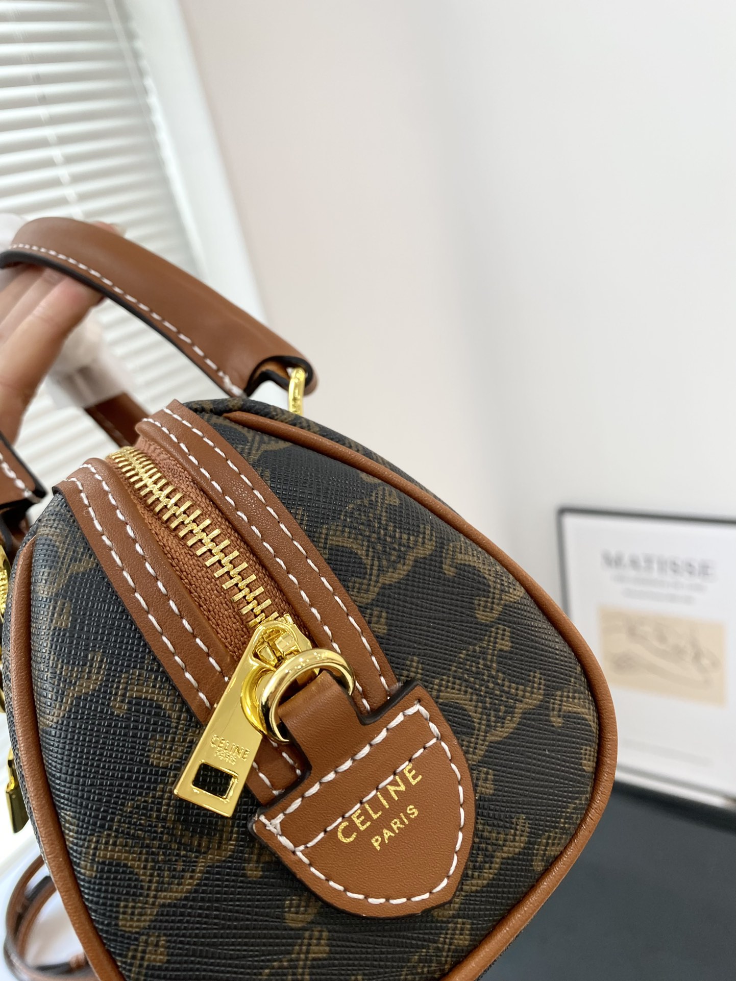 🅿️130配礼盒✅🔜 【尺寸】14*10 赛琳迷你枕头CELINE的 凯旋门系列 TRIOMPHE BOSTON 波士顿包，据说它是以前美国波士顿大学生很喜欢用的一种提包，因此得名。 波士顿包有两个重要特点，一个是便干携带、 一个是不论包里是塞满东西或者空着、半满，包包外形都依然坚挺，给人一种扎实、稳固的感觉～#Celine #复古穿搭6569