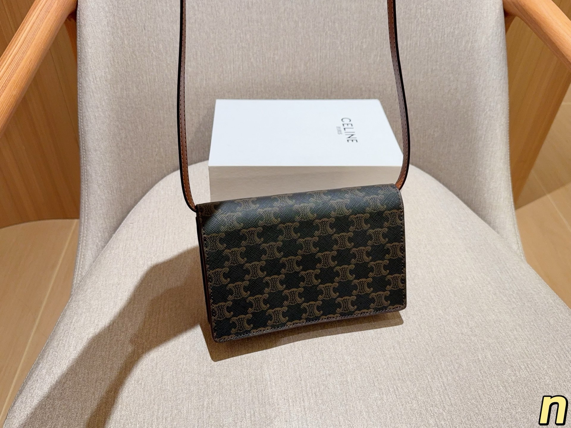 💰135 CELINE赛琳 TOILE TRIOMPHE系列经典老花斜挎手拿包 风琴包小方包信封包 尺寸20&times;12&times;6 礼盒包装🎁