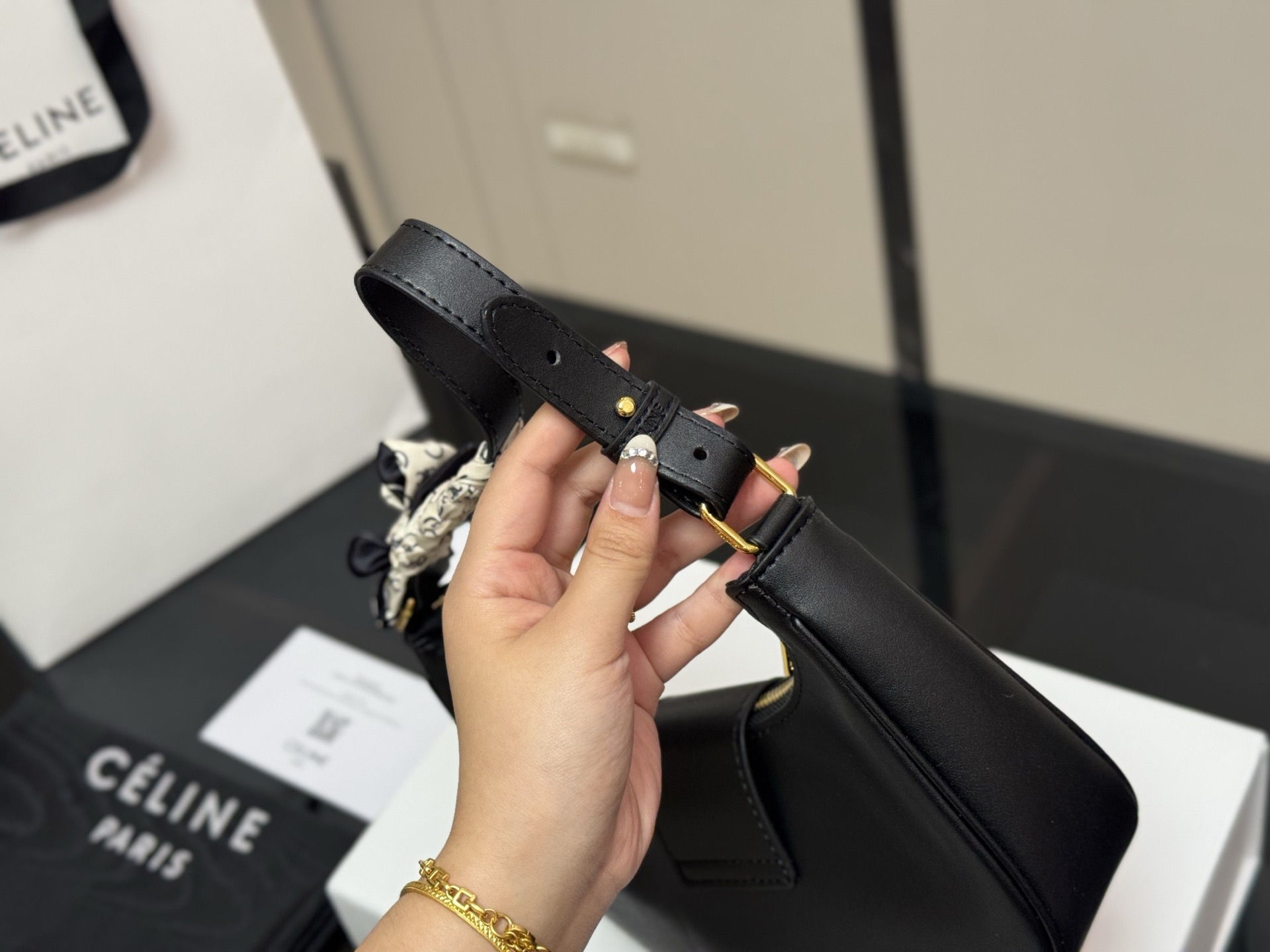 &yen;140 配折叠盒 尺寸：24*20cm celine ava腋下包 依旧好好背 手拎起Ava就好有气场哟100 赛琳实用性更强哦！ 高级感超强！