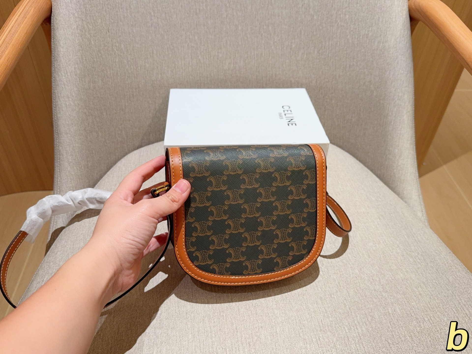 💰140 Celine/赛琳 经典半圆马鞍包 尺寸18&times;15&times;5 礼盒包装🎁