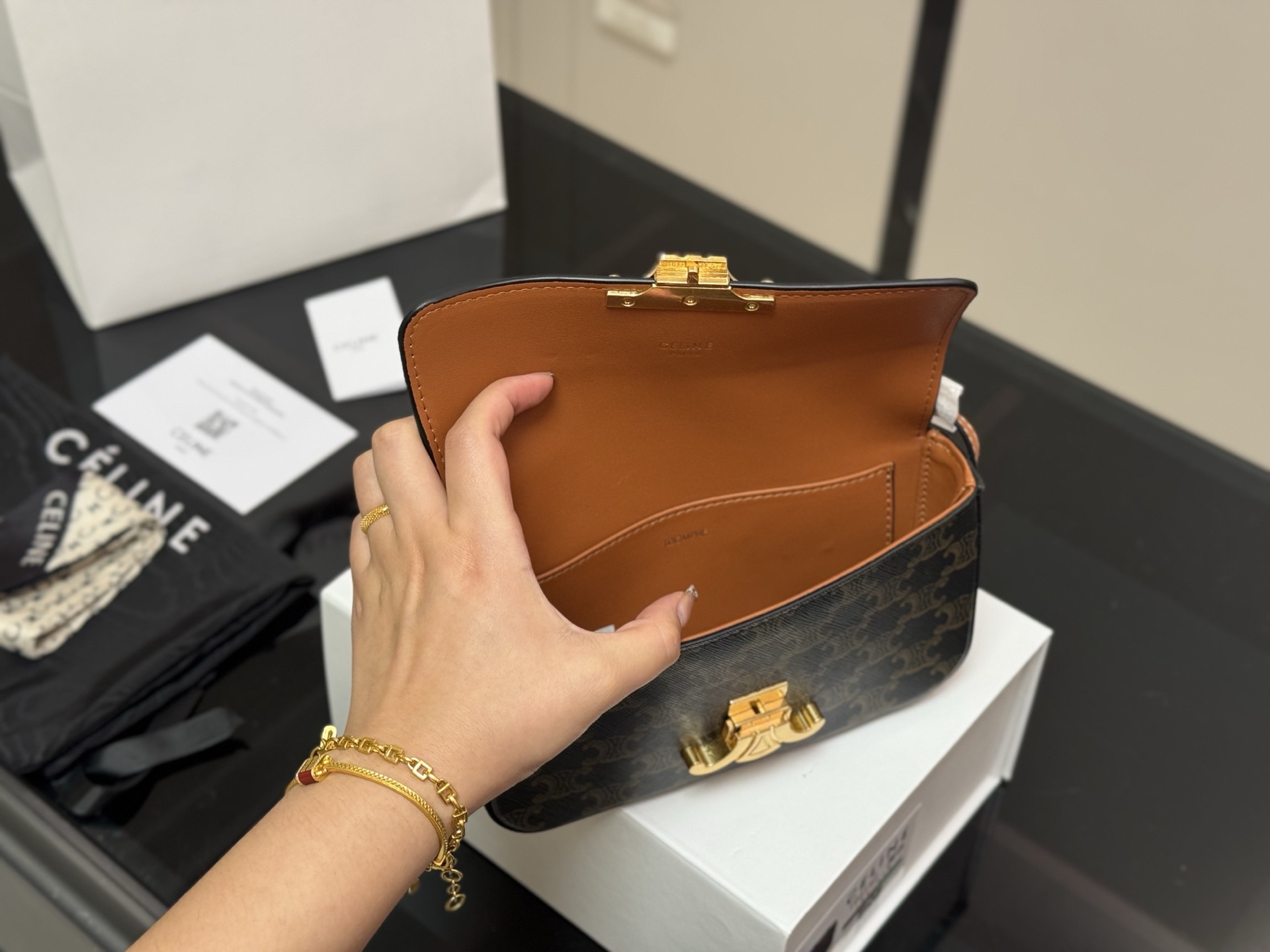 &yen;140 配盒 CELIN.Triomphe 配牛皮 赛琳最新款凯旋门腋下包 长方形的轮廓复古感满满～ 随便穿什么搭配这个包都是高级风 尺寸：20.10cm