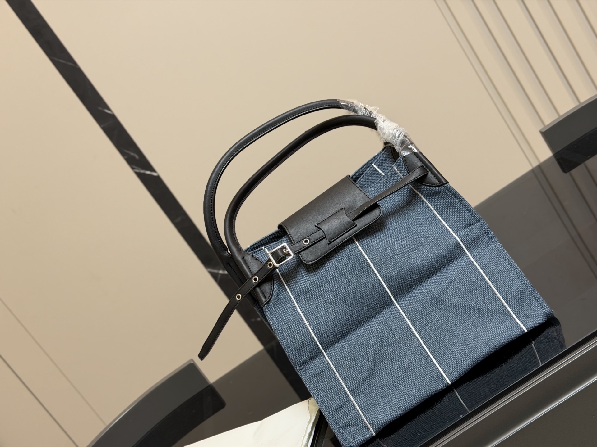 &yen;130 赛琳 belt bag鲶鱼包， 简洁的线条， 柔软包的身， 牛皮🐂品质！ 成为经典款IT bag之一 尺寸：32.31cm