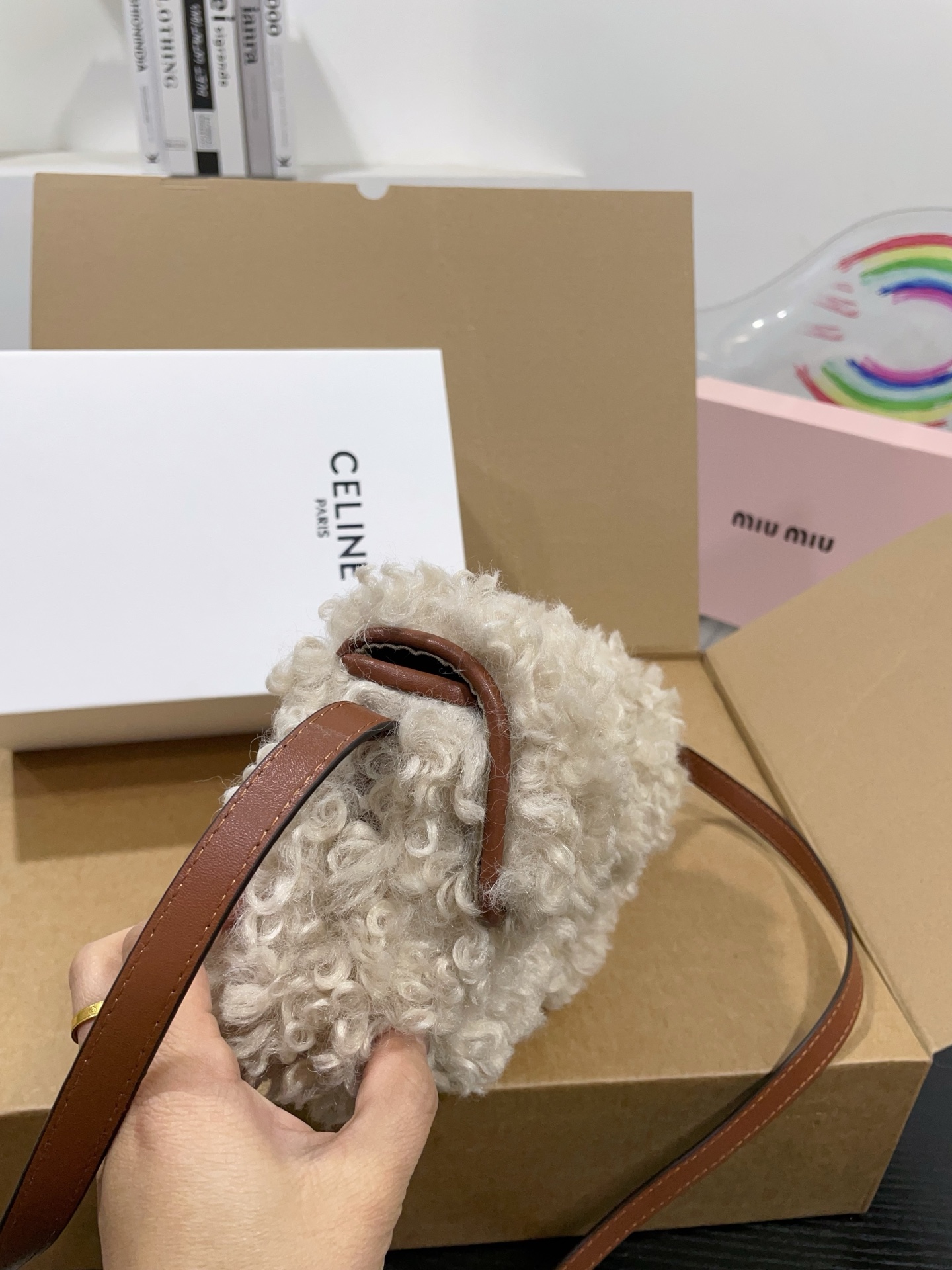 👑💰130💰配盒 赛琳原版羊羔毛hobo 红红火火恍恍惚惚出街啦~ 搭配衣服真的吼吼看~一秒时尚感千金风拉满红色也很显眼,好多场合都可以搭配 张元英同款~~~ 尺寸21cm