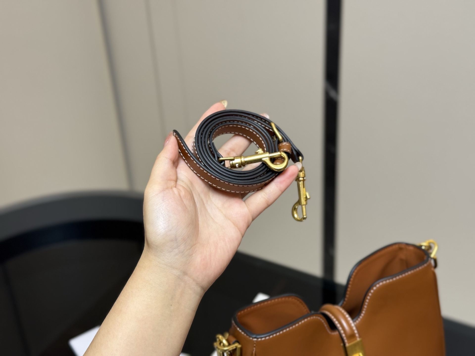 &yen;190 折叠盒 size：24.21cm celine 赛琳ive新品托特包， 延续凯旋门 复古斜挎 ， 耐看新款一点都不老套。