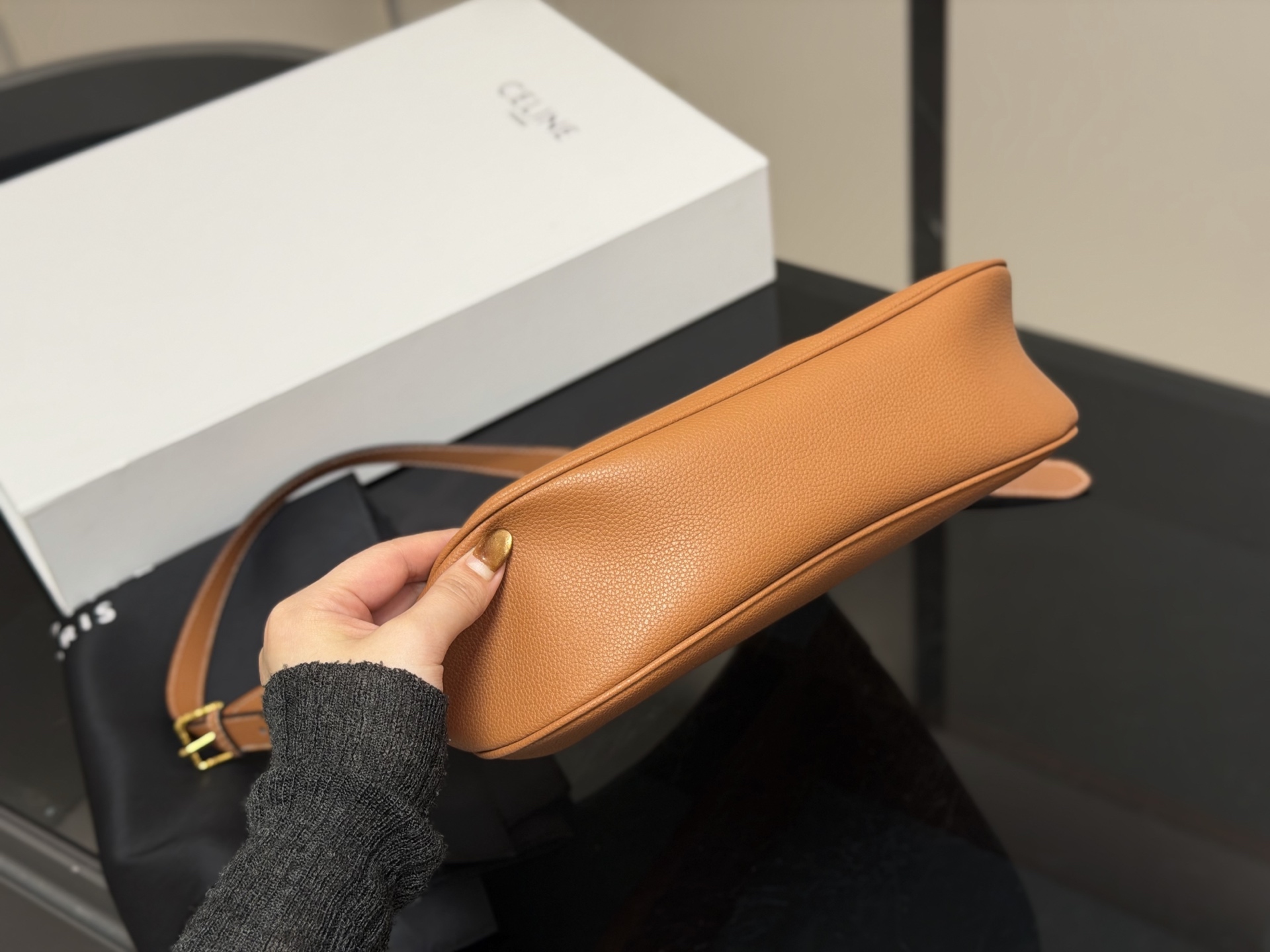 &yen;185 配折叠盒 size：29.27cm celine 赛琳新品发布hobo腋下托特 延续凯旋门 复古斜挎 ， 耐看经典一点都不老