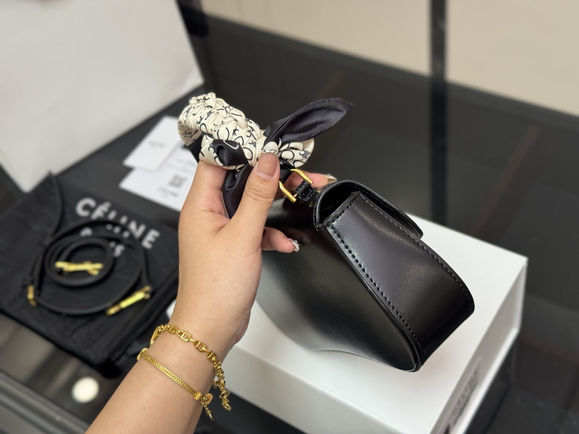 ¥160 配折叠盒 size:22*12cm celine 超美腋下包 凯旋门 ⚠️升级版 重新出货 复古性感百搭小包 赛琳不容错过!! ⚠️牛皮皮质 这个冬天您离不开它!