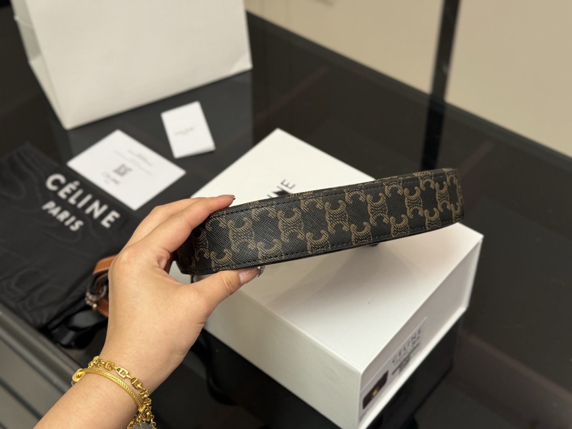 &yen;160 配盒 size：23*13cm celine tilly 好看又好用的包 2025新款小可爱Tilly 复古性感百搭小包 赛琳不容错过！！ ⚠️牛皮皮质