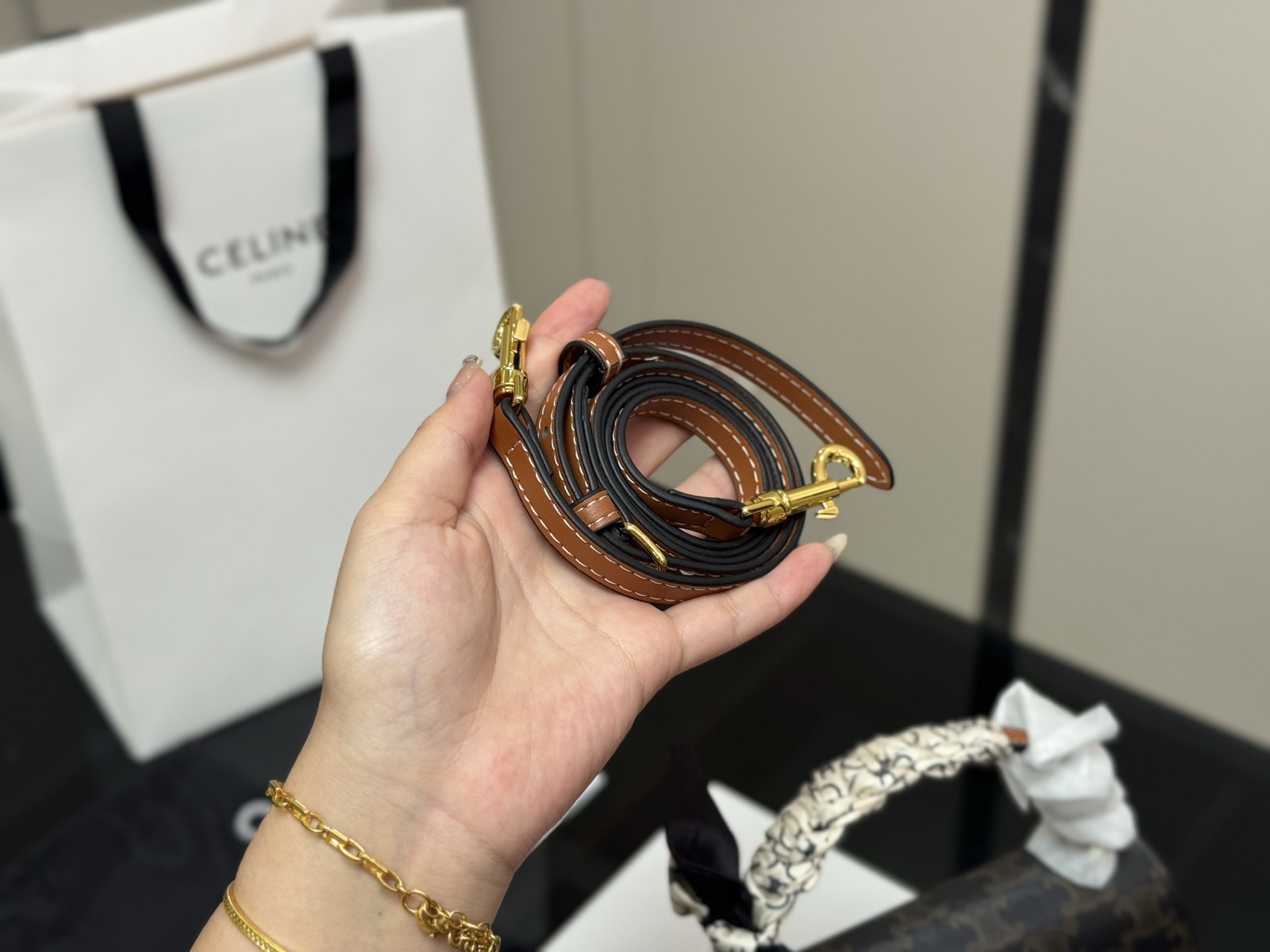 &yen;160 配折叠盒 size：22*12cm celine 超美腋下包 凯旋门 ⚠️升级版 重新出货 复古性感百搭小包 赛琳不容错过！！ ⚠️牛皮皮质 这个冬天您离不开它！