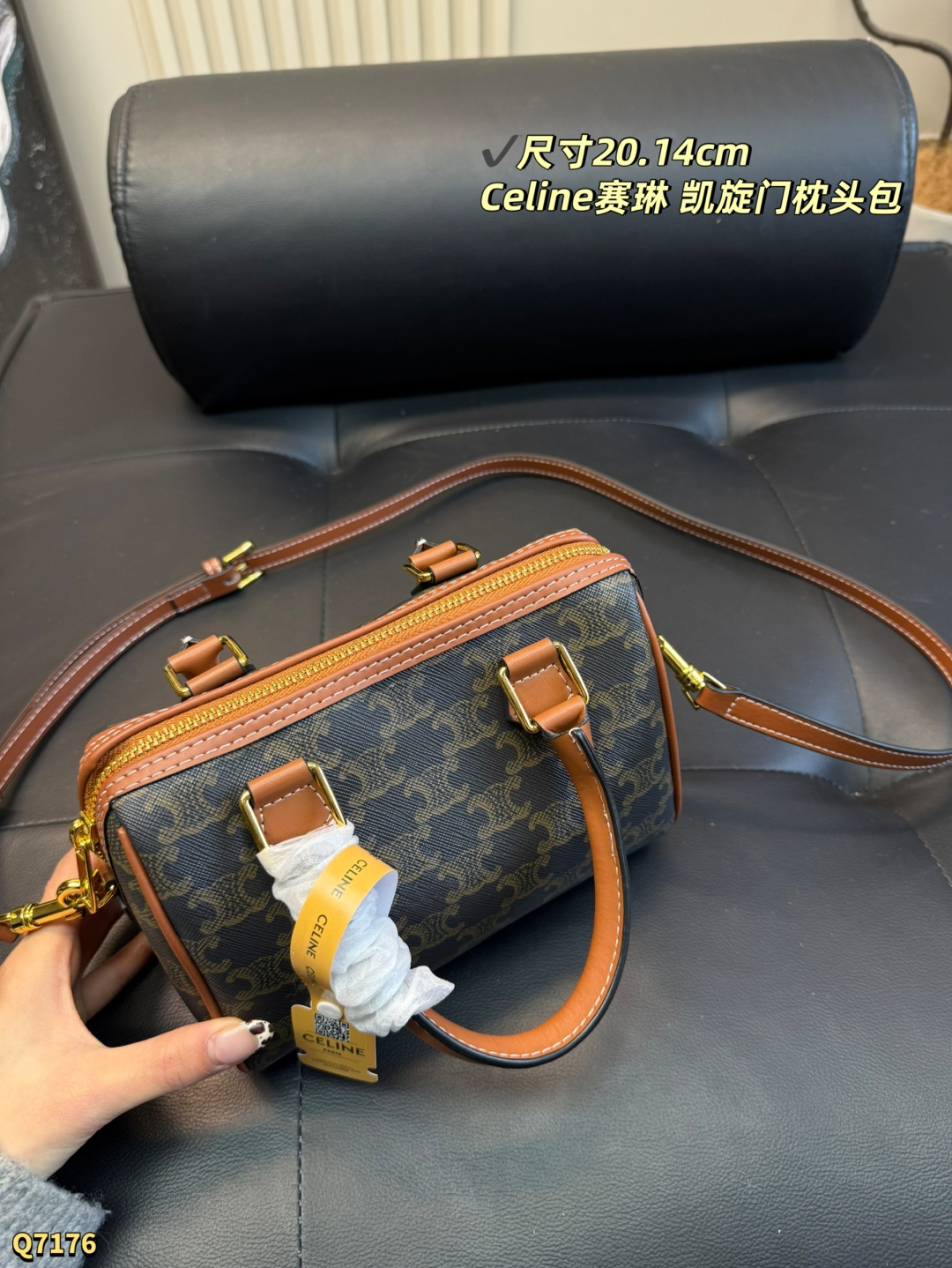 💰155 配盒带丝巾 尺寸：20.14cm CELINE赛琳凯旋门小号波士顿老花枕头包 lisa同款~小号比mini更实用更日常！ 凯旋门老花复古感十足，不易过时！手拎可盐可甜，单肩又欲又酷~，既实用又时尚，盘它! 非常能装的包型，自带复古感，秋冬适配 小号容量可以放下手机 卡包 钥匙 粉饼 口红等&hellip; mini可爱 也能放下女生平时用到的化妆品