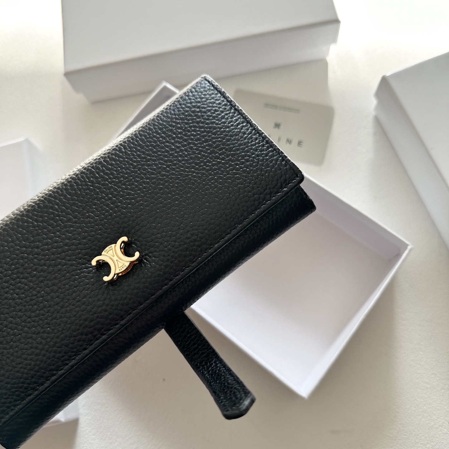 P95🎀🎀颜色 黑 粉 红🎀尺寸 19x10🎀赛琳爆款牛皮两折钱包🔥款式经典做工精细耐磨耐用手感极佳❤️