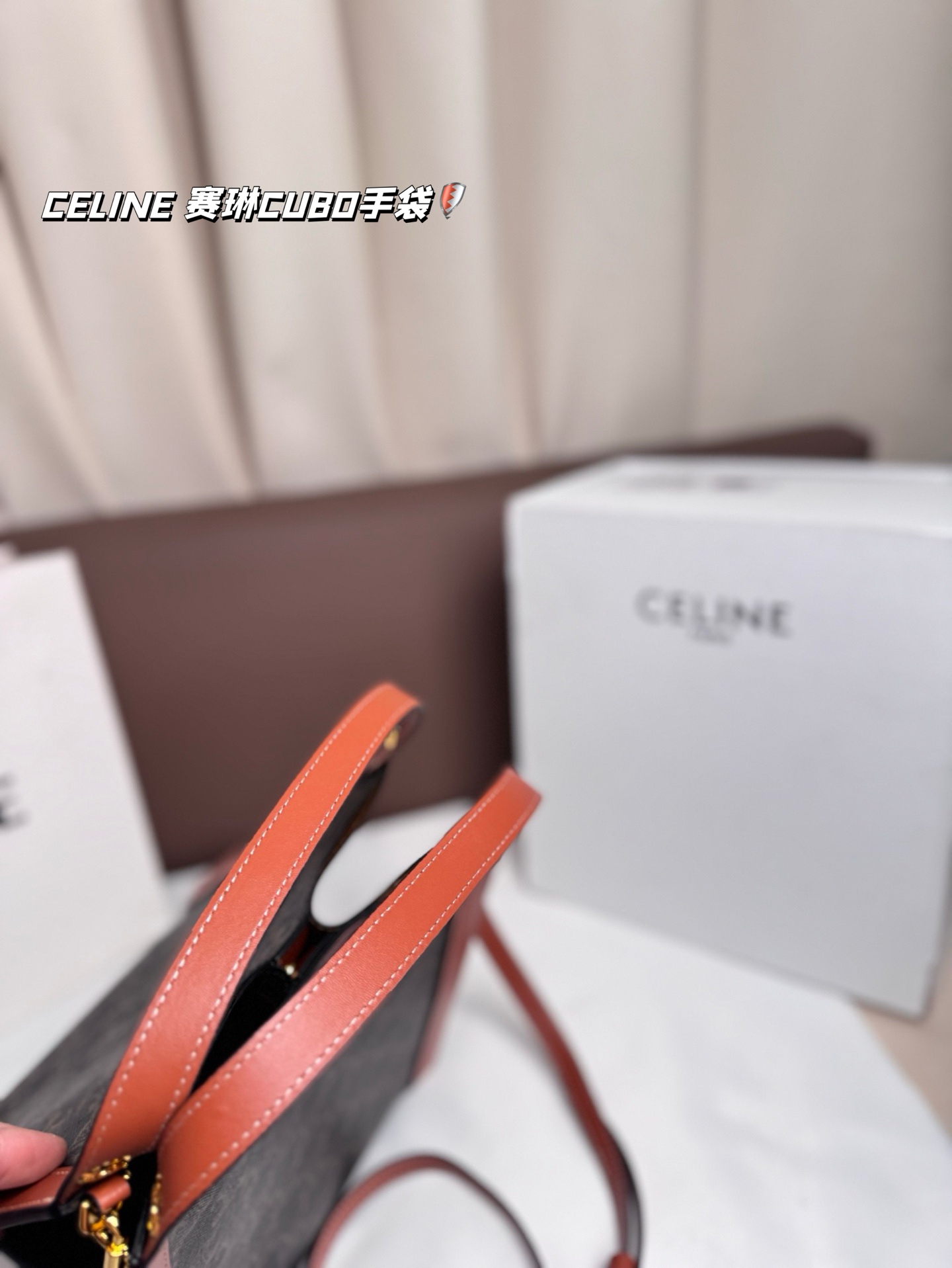 P185 配折叠盒 CELINE 赛琳CUBO手袋，日常通勤，休闲都超实用!手提，个性满分~内部空间超能装，水杯，手机，化妆品统统搞定，轻便耐用，时髦又百搭，日常出街必备! 尺寸 23*22
