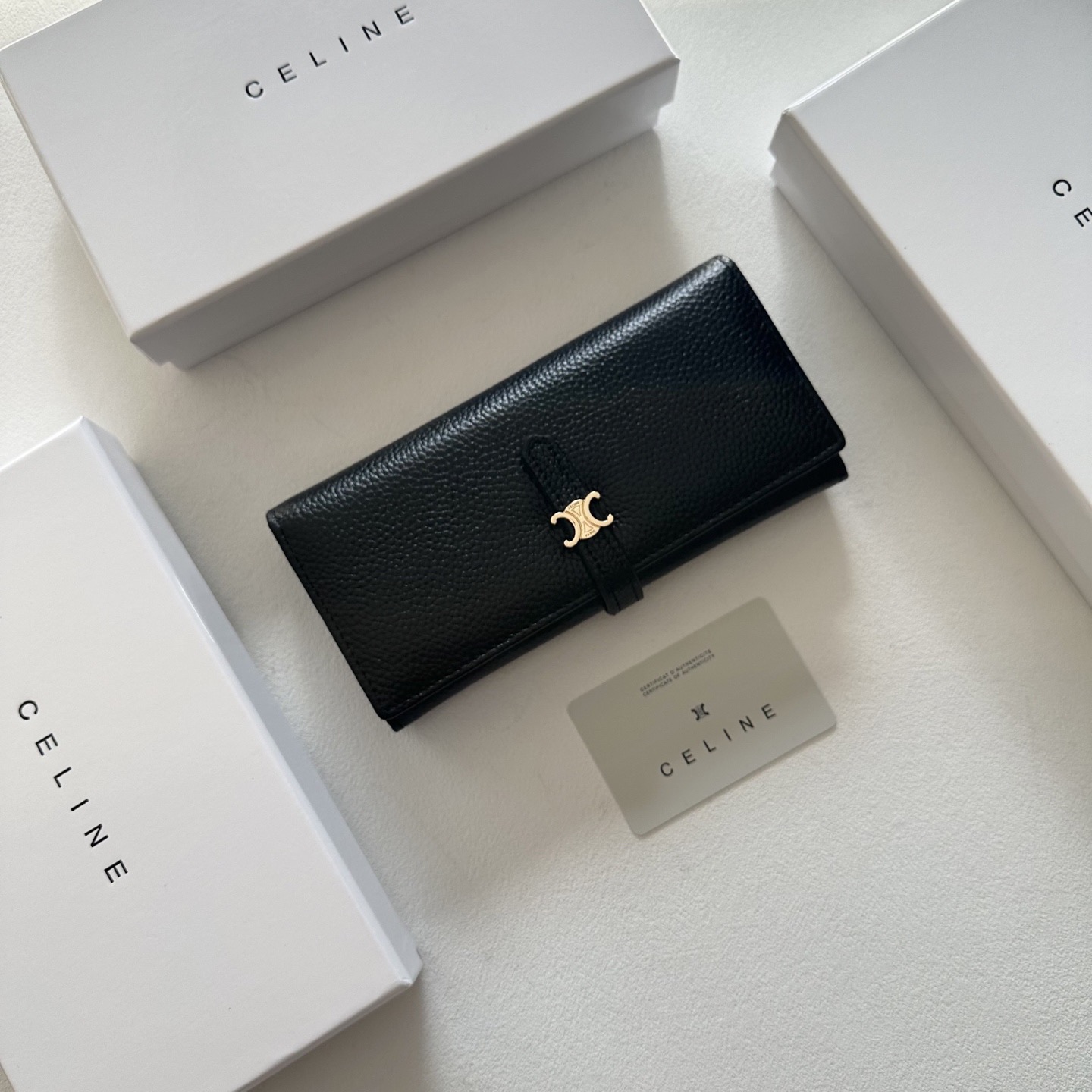 P95🎀🎀颜色 黑 粉 红🎀尺寸 19x10🎀赛琳爆款牛皮两折钱包🔥款式经典做工精细耐磨耐用手感极佳❤️