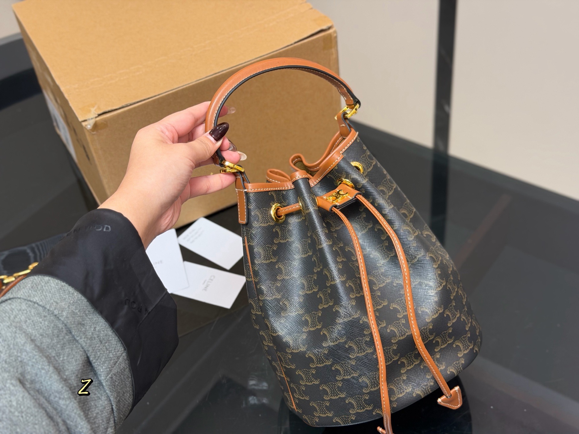 &yen;175 配盒 size： 20*23cm Celine 水桶包新款赛琳 一直很喜欢老花的包 经久耐看 复古印花图案 有着高颜值的复古文艺气息