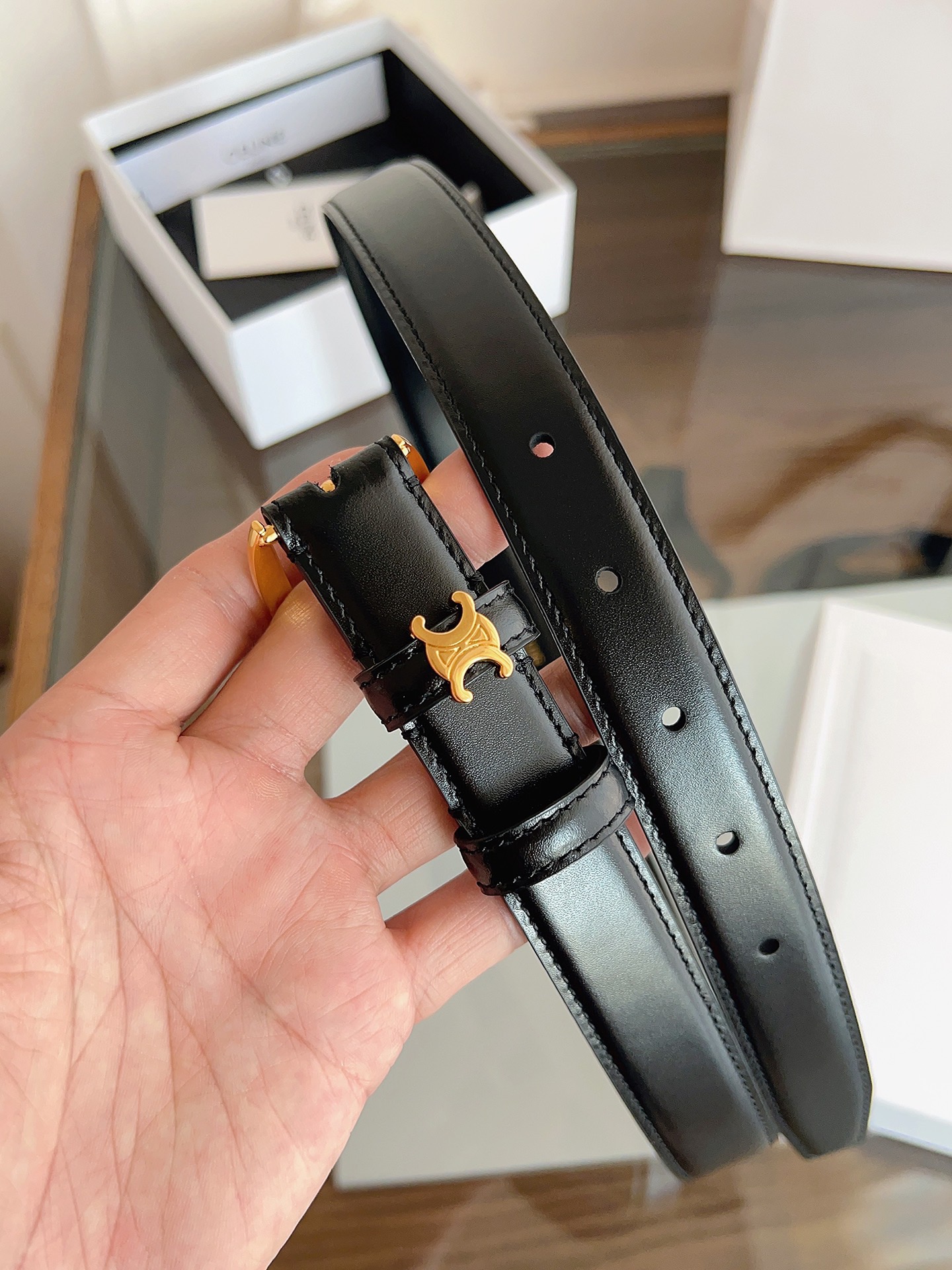 P180 C&Eacute;LINE 赛琳🆕VIVIENNE中 TAURILLON25毫米皮带 牛皮革 牛皮革衬里 金色饰面 圆形搭扣 第一个圆环四周环绕TRIOMPHE金属环 宽度：2.5厘米