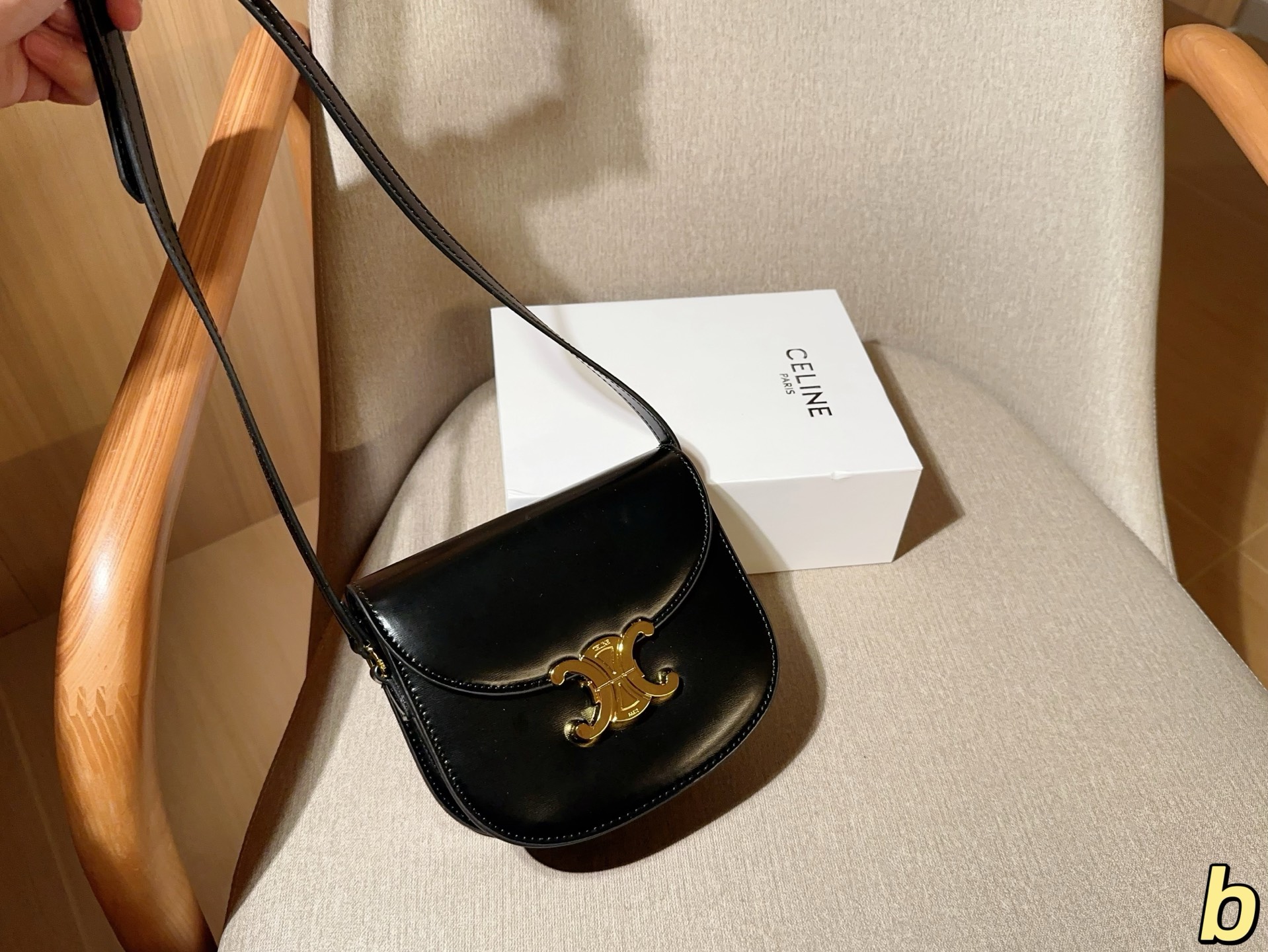 💰140 Celine/赛琳 经典半圆马鞍包 尺寸18&times;15&times;5 礼盒包装🎁