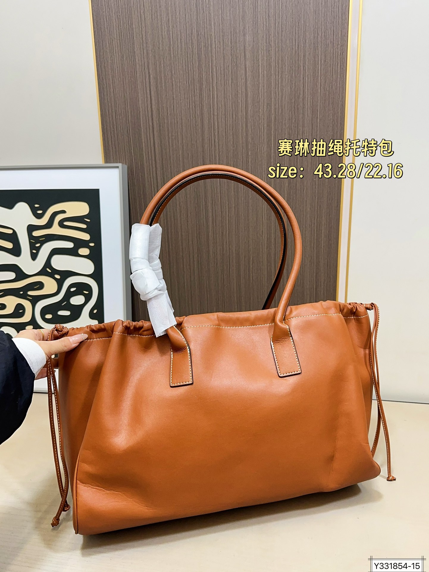 大号💰170 小号💰155 赛琳CELINE CABAS抽绳托特包CELINE 新出 手腕可随意弯曲,秋冬搭大衣也妥妥滴!随手拍都很高级~手提着真的太可爱优雅了。 尺寸:43 28/22.16