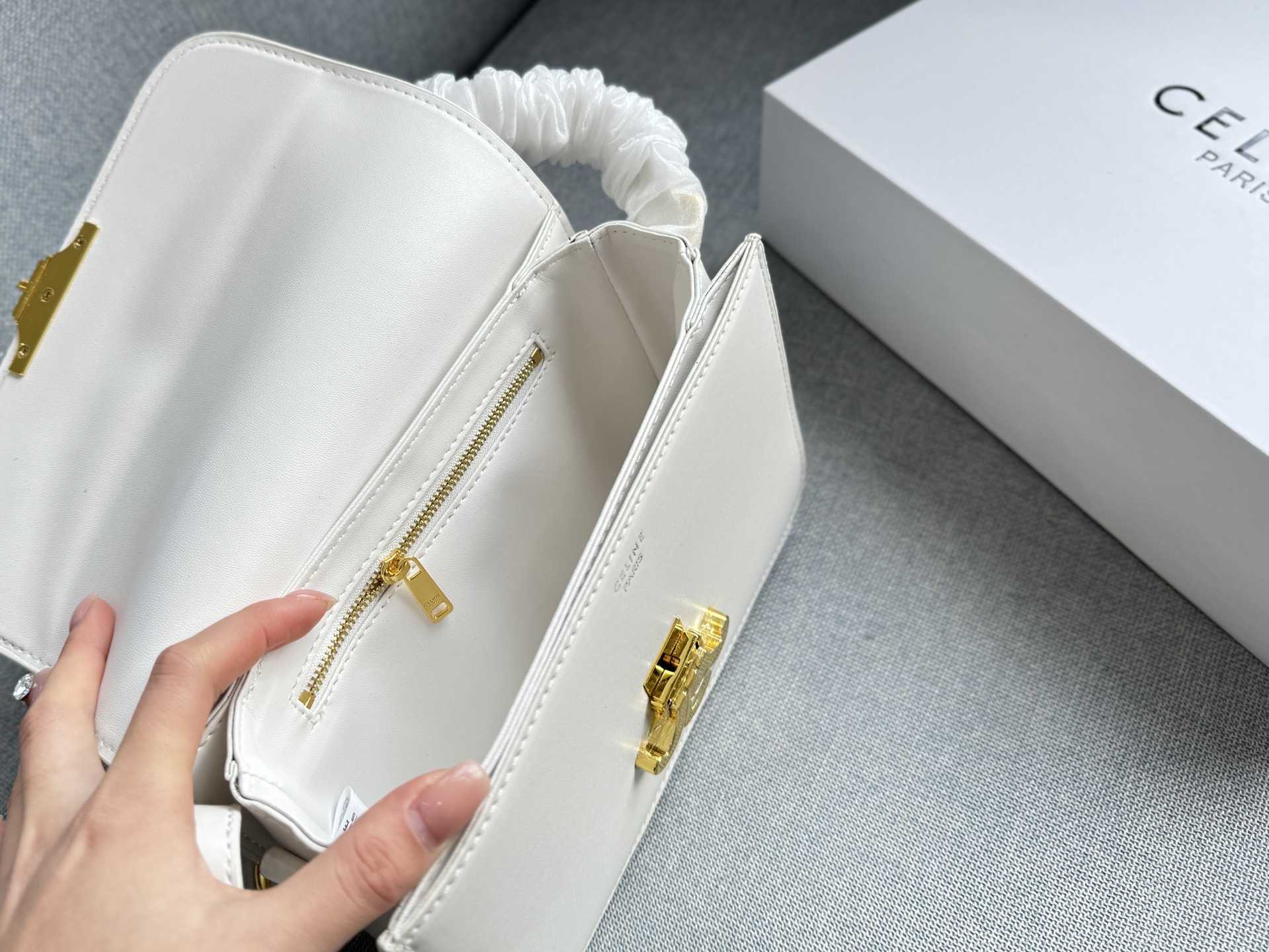 大💰155 折叠盒 小💰150 折叠盒 size：22&times;16/18.5&times;14.5 CELINE赛琳 Triomphe 豆腐包 单肩包斜挎包 毫不费力的高级感✨Celine凯旋门轻松拿捏 🖤Celine 凯旋门黑金腋下包 轻便，容量刚好，通勤、休闲、甜酷风都很适合 包包全身都是Box皮的质感 夏天搭配露肤上衣 有种精致都市丽人的感觉 低调有质感 百搭且不会过时