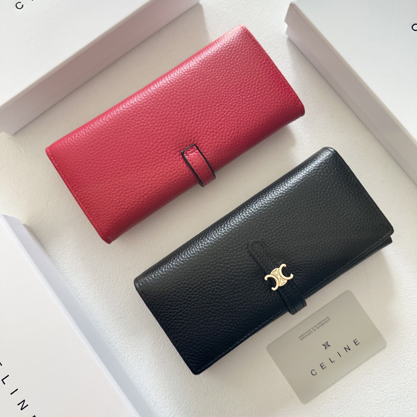 P95🎀🎀颜色 黑 粉 红🎀尺寸 19x10🎀赛琳爆款牛皮两折钱包🔥款式经典做工精细耐磨耐用手感极佳❤️