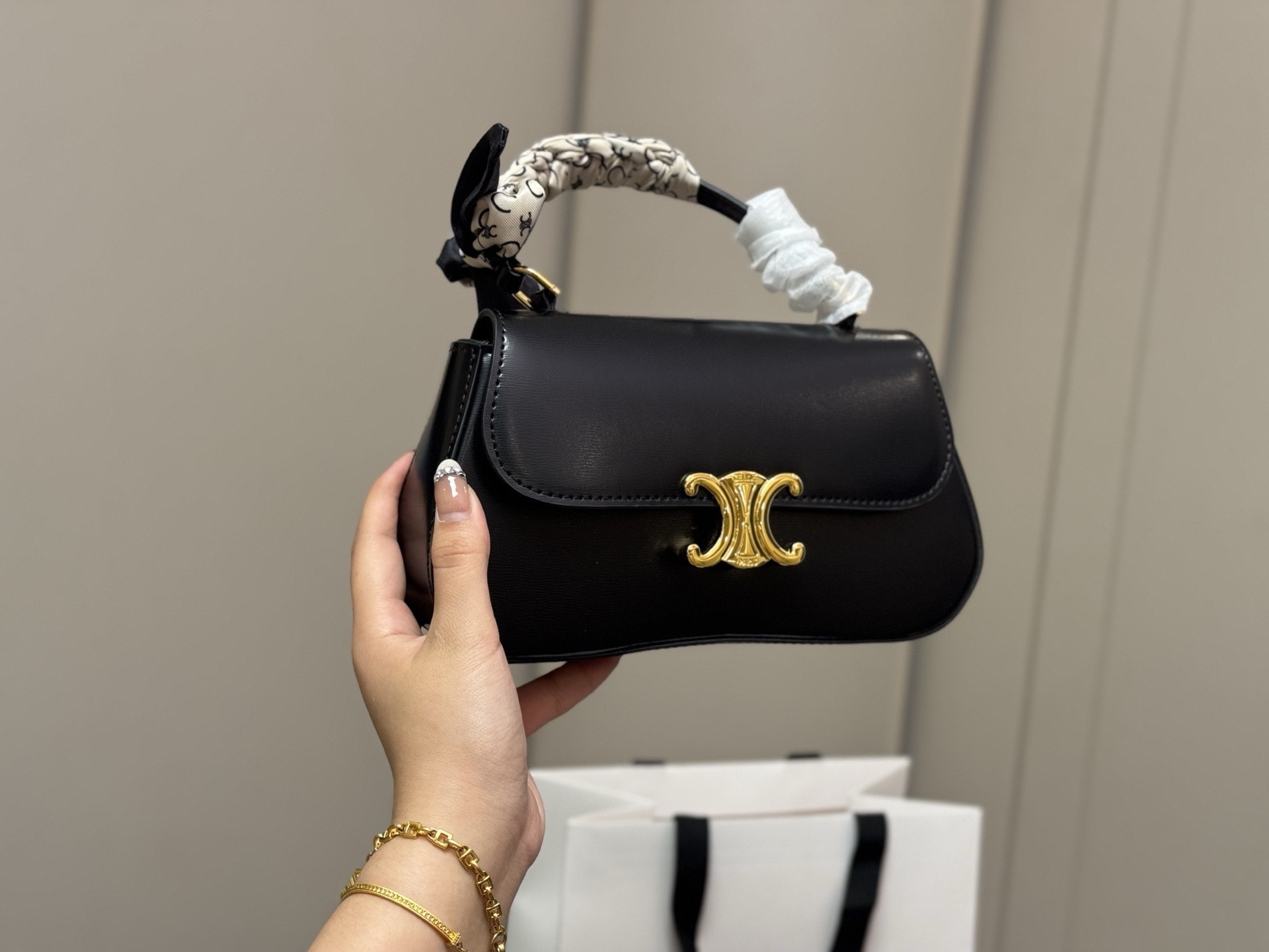 ¥160 配折叠盒 size:22*12cm celine 超美腋下包 凯旋门 ⚠️升级版 重新出货 复古性感百搭小包 赛琳不容错过!! ⚠️牛皮皮质 这个冬天您离不开它!