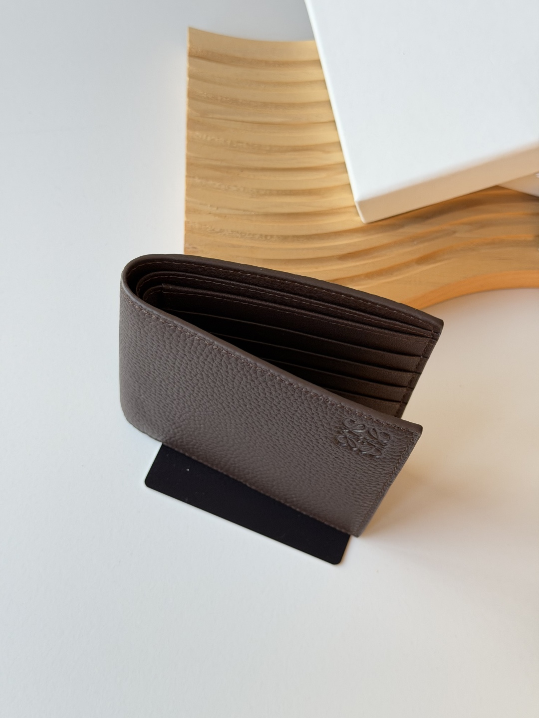 💰140包邮❗ 升级版 罗意威 loewe 荔枝纹牛皮 颗粒饱满 男士短款钱包 尺寸 ：11x10cm 型号 ：L1147 罗意威 Puzzle 几何牛皮钱包绵密的手感， 很有质感男女通用