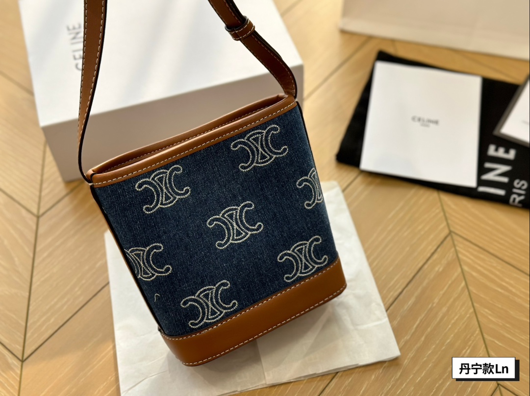 &yen;125配盒 瑟琳Celine TRIOMPHE通体刺绣牛仔布和牛皮革迷你水桶包，5x16x7cm：19. 5x16x7cm