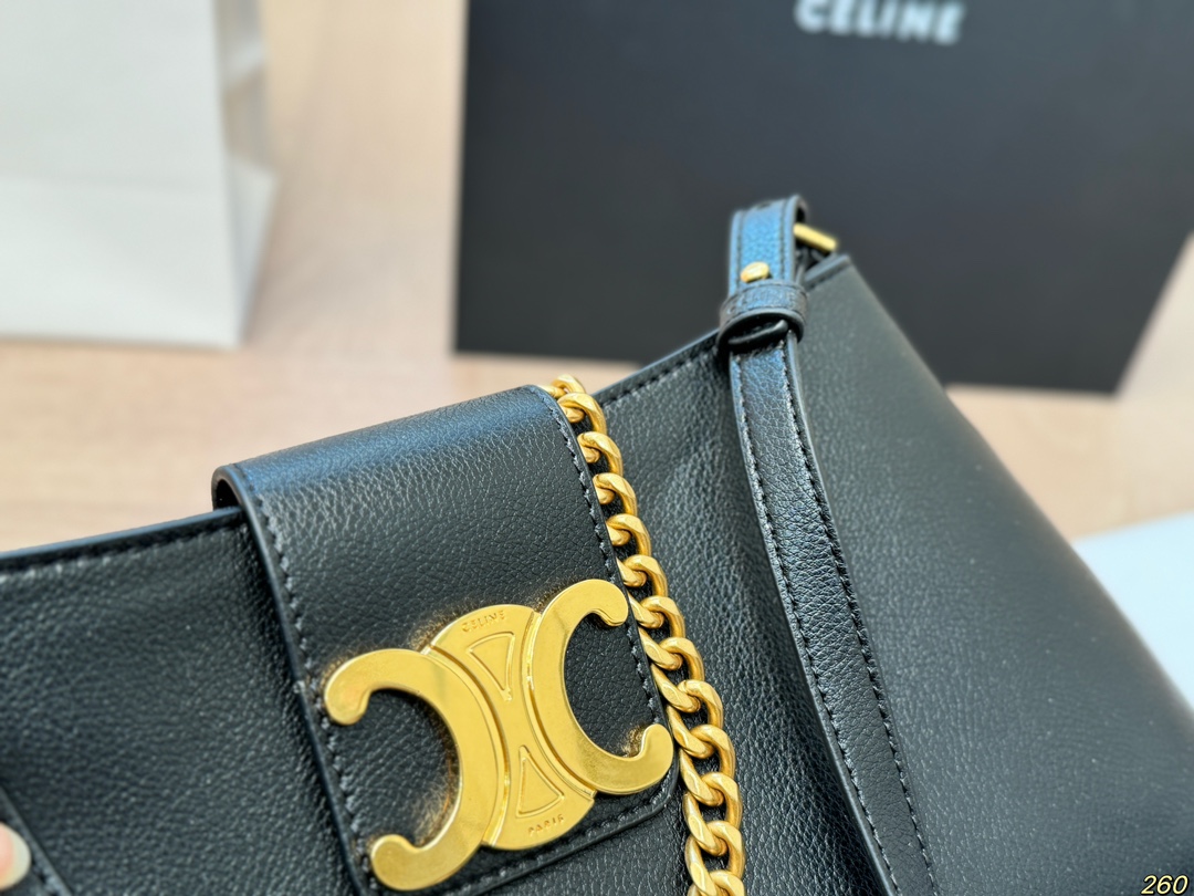 &yen;150折叠盒 Celine赛琳腋下包 满满的设计感 复古中透露着优雅 超级高级的配色 实物绝对惊艳到你 尺寸 30 15