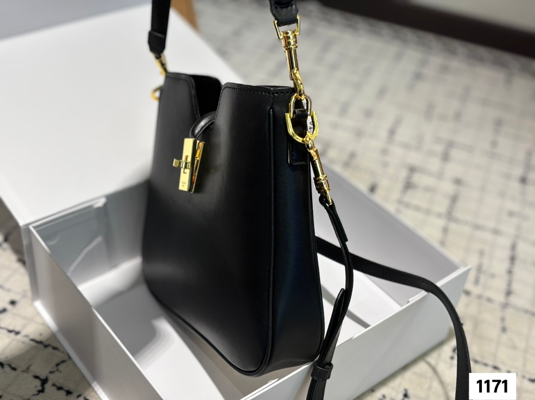 P145 配折叠盒子 Celine 赛琳水桶包 一直很喜欢小牛皮的包 经久耐看 有着高颜值的复古文艺气息🌱 尺寸：25 21.5