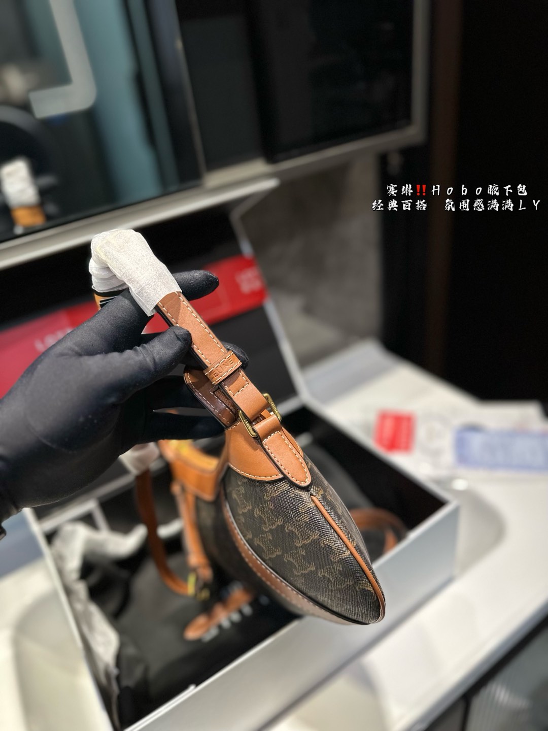 ❤️P150（礼盒包装）❤️ 赛琳 Hobo 腋下包 CELINE新款老花条纹Hobo手袋 🤩经典的老花图案搭配条纹设计，独特又时髦，轻松打造出优雅又摩登的氛围💫。Hobo包型设计既时尚又实用，适合日常出街、上班或周末旅行，随时随地都能让你变身焦点🔥。Hobo设计，宽大实用，可以装下日常必需品，肩背舒适，完美应对任何场合。💖 ⚠️尺寸33.26