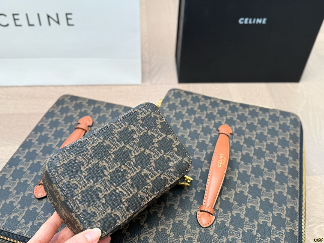 &yen;140/&yen;130/&yen;120配盒 赛琳Celine专柜同款包！化妆包化妆箱，非常可爱🐶专柜同款老花面料！经典爆款！原版五金👍高端品质！任意出入专柜毫无压力！非常实用哦！尺寸：34 24 9/27 15 8/15 10 7
