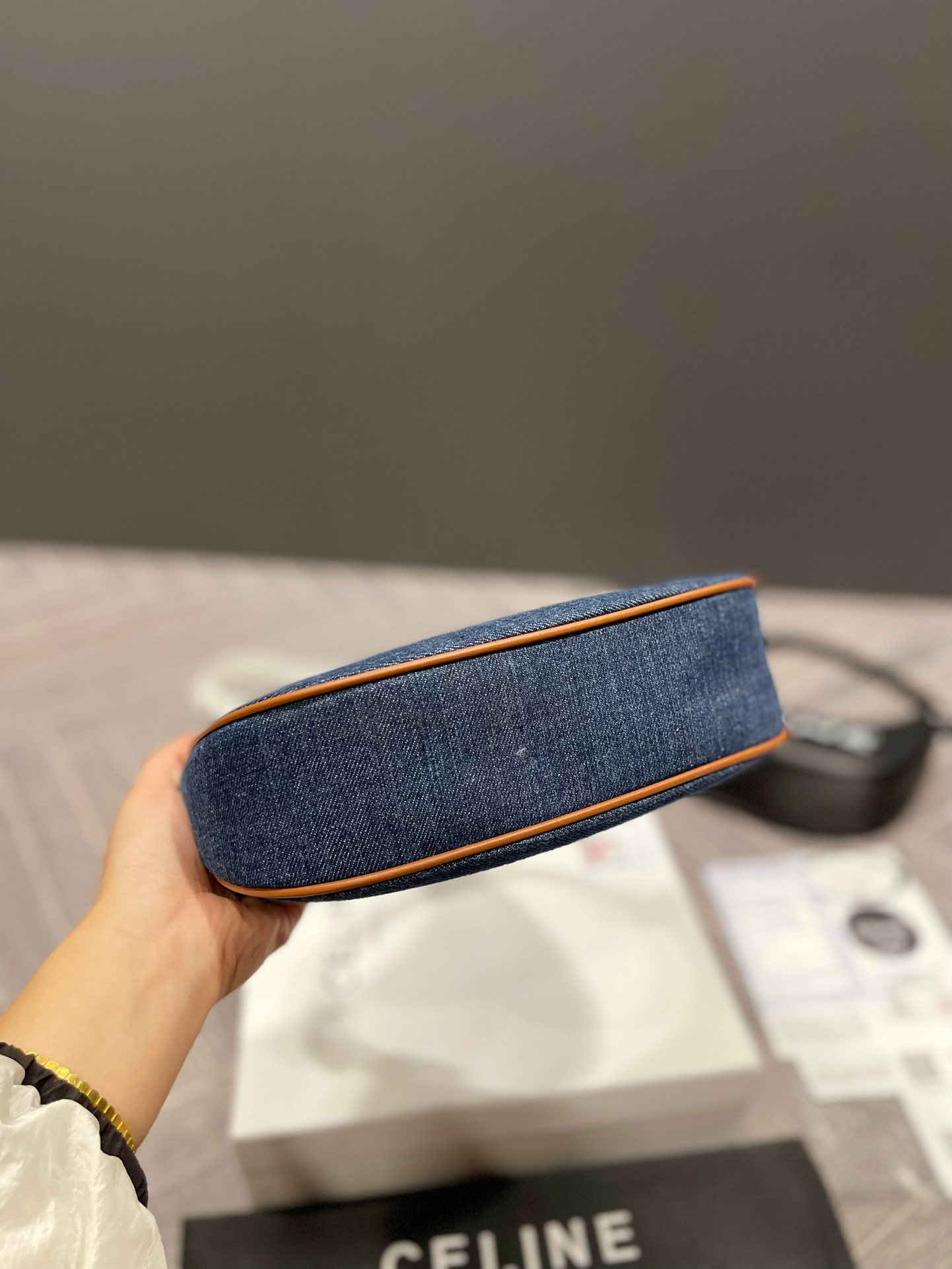 P110 Celine新款腋下包百搭休闲爱惨了~ CELINE这几天入的Celine包包们，不得不说这款白色腋下包也太好看了吧~简简单单的白色配logo字母真的非常任意门和什么衣服都好配不管深色还是淡色秋冬还是春夏搭配起来都是毫无违和感的 除了好搭配容量也是非常大之前用过老花腋下的宝宝应该.都知道钱包手机都是妥妥塞的下还松动有余动25 13cm