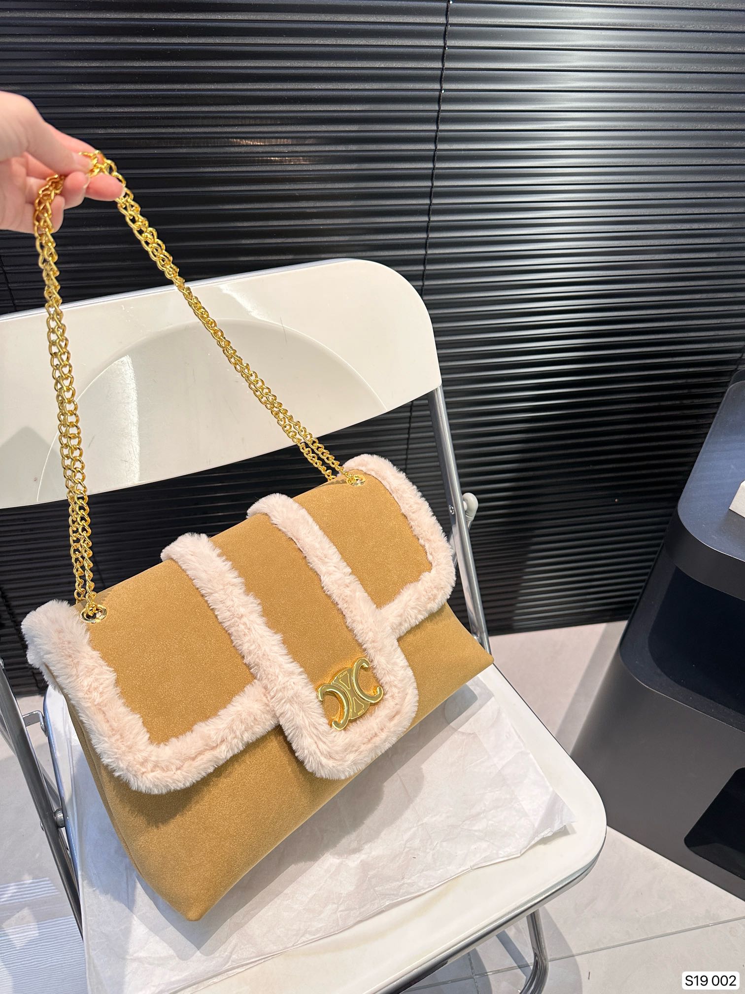 P145 赛琳秋冬限定|毛茸茸的celine链条包 celine这次的新品我很满意这只毛茸茸的托特真的很可爱，在秋叶飘零的时候背上有多应景了秋冬氛围感直接拿捏！尺寸：32 23 货号002