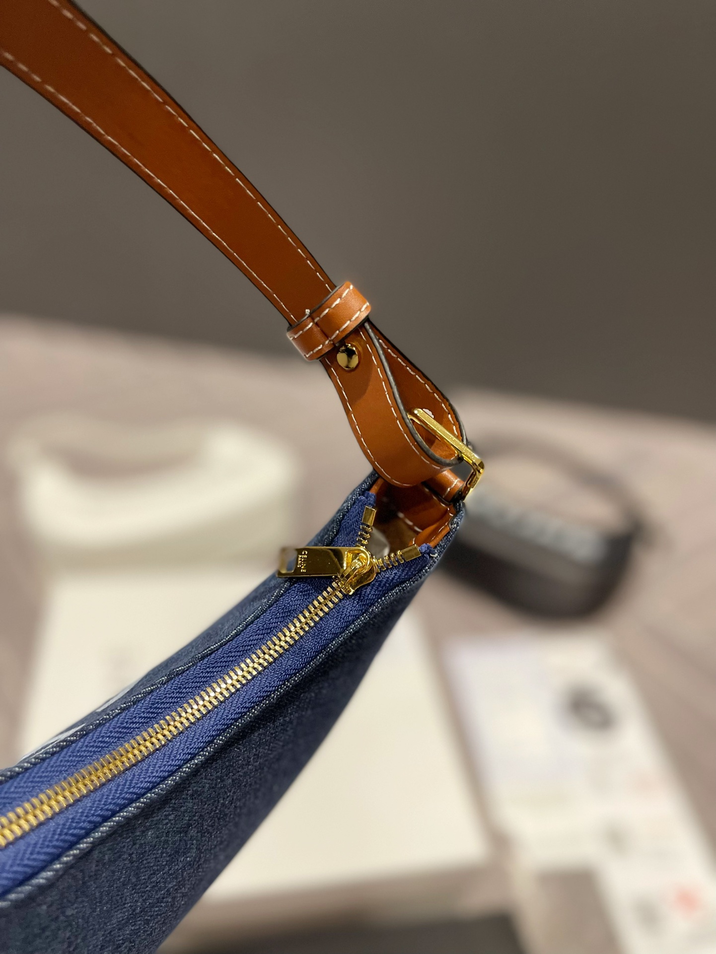 P110 Celine新款腋下包百搭休闲爱惨了~ CELINE这几天入的Celine包包们，不得不说这款白色腋下包也太好看了吧~简简单单的白色配logo字母真的非常任意门和什么衣服都好配不管深色还是淡色秋冬还是春夏搭配起来都是毫无违和感的 除了好搭配容量也是非常大之前用过老花腋下的宝宝应该.都知道钱包手机都是妥妥塞的下还松动有余动25 13cm