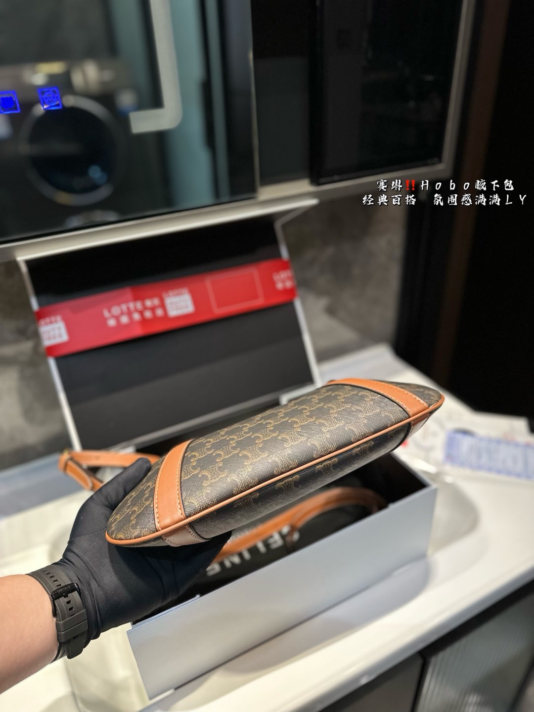 ❤️P150（礼盒包装）❤️ 赛琳 Hobo 腋下包 CELINE新款老花条纹Hobo手袋 🤩经典的老花图案搭配条纹设计，独特又时髦，轻松打造出优雅又摩登的氛围💫。Hobo包型设计既时尚又实用，适合日常出街、上班或周末旅行，随时随地都能让你变身焦点🔥。Hobo设计，宽大实用，可以装下日常必需品，肩背舒适，完美应对任何场合。💖 ⚠️尺寸33.26