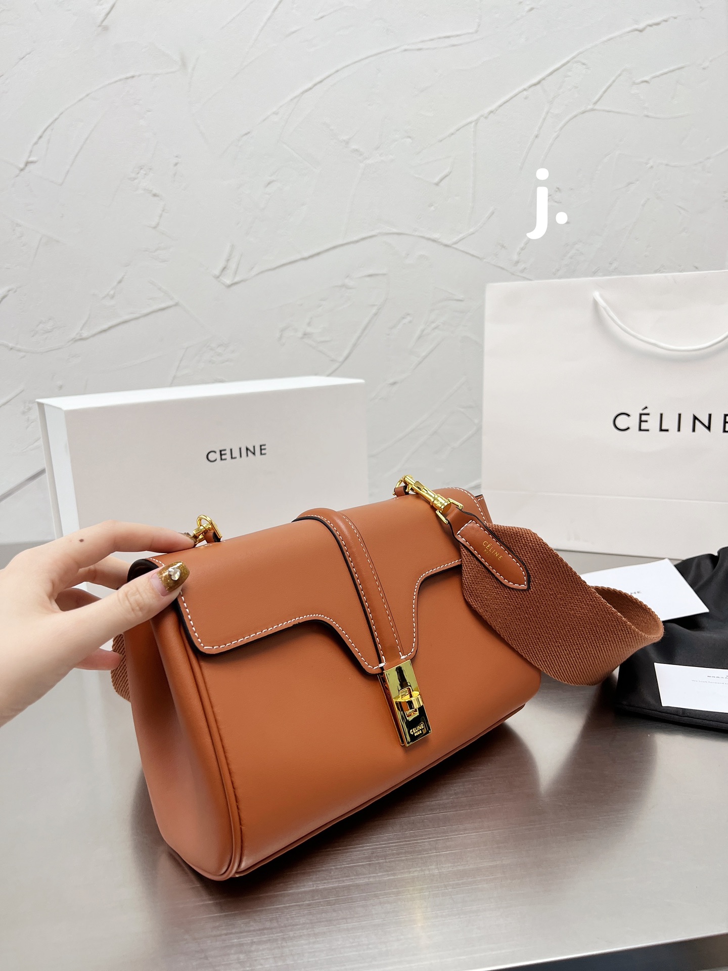 p165 Celine ｜soft 16-小号 CELINE斜挎和单肩都很好看有腔调！搭配任何衣服都非常百搭，四季可用，让你可甜可盐，今年的Celine 风潮风靡全世界，拥有这只一定让你成为全场最有话题的时髦精 尺寸 24 14 配折叠盒