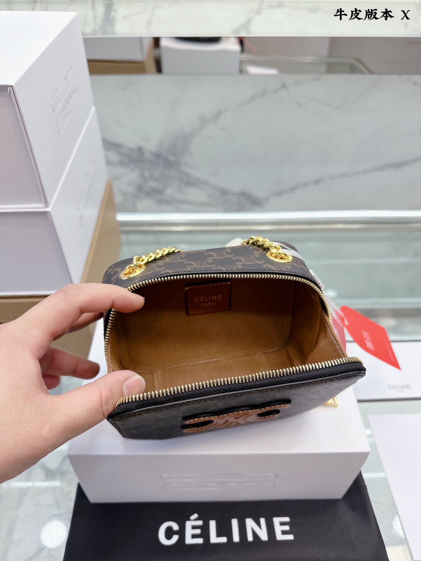 牛皮版本 p120 Celine新款Box 小方包 CELINE这几天入的Celine包包们，不得不说这款腋下包也太好看了吧~什么衣服都好配不管深色还是淡色秋冬还是春夏搭配起来都是毫无违和感的 除了好搭配容量也是非常大之前用过老花腋下的宝宝应该.都知道钱包手机都是妥妥塞的下还松动有余动17 13cm