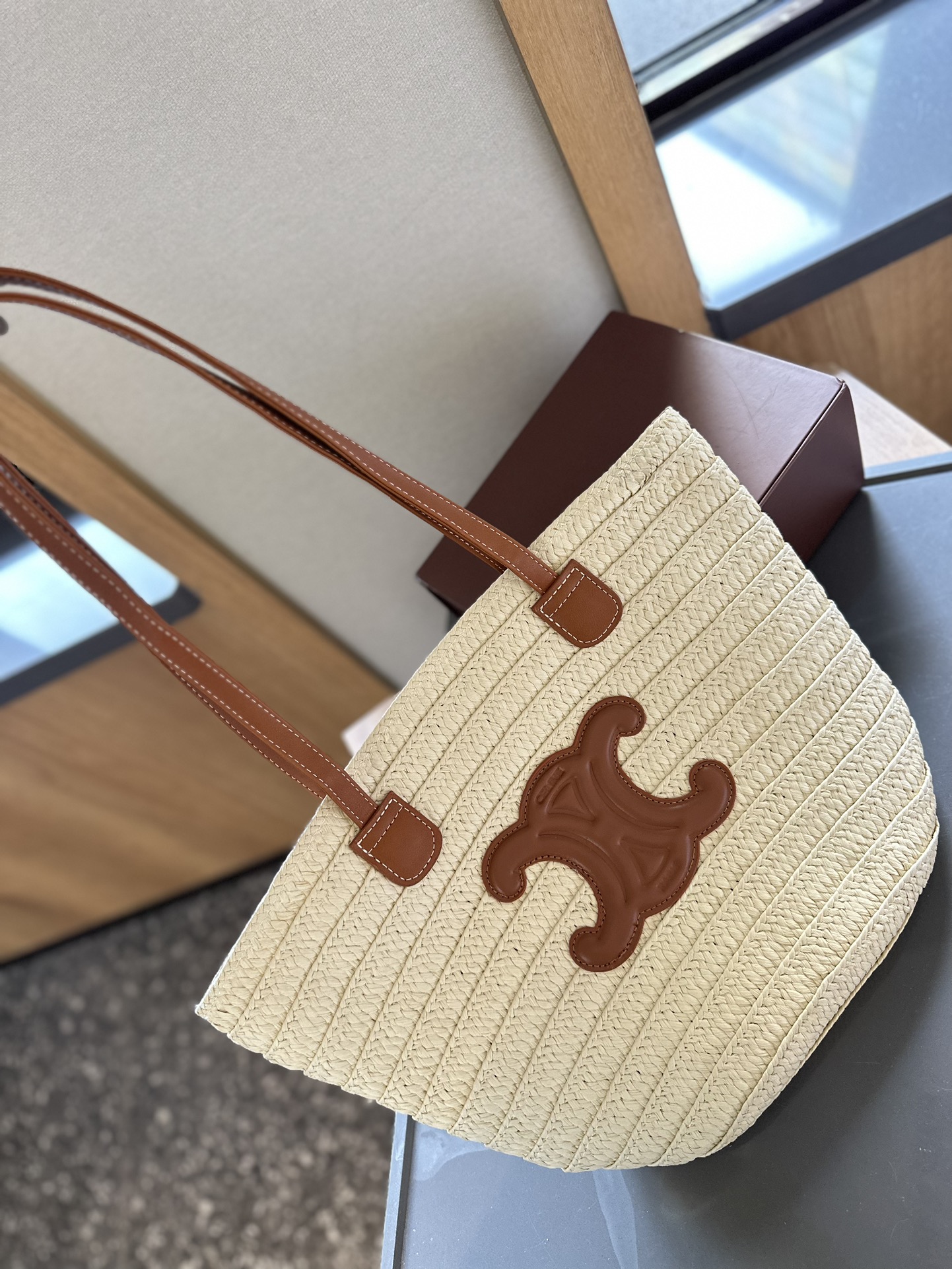 p110 Celine菜篮子草编包度假拍照太应景自思琳 Celine celine草编包菜篮子2020草编包天生就是绝配这款包采用摩洛哥特有的拉菲亚树纤维纯手工编织打造 手挽跟logo是自然色小牛皮干净利落大方 度假 背上它太适合不过了 尺寸 22cm