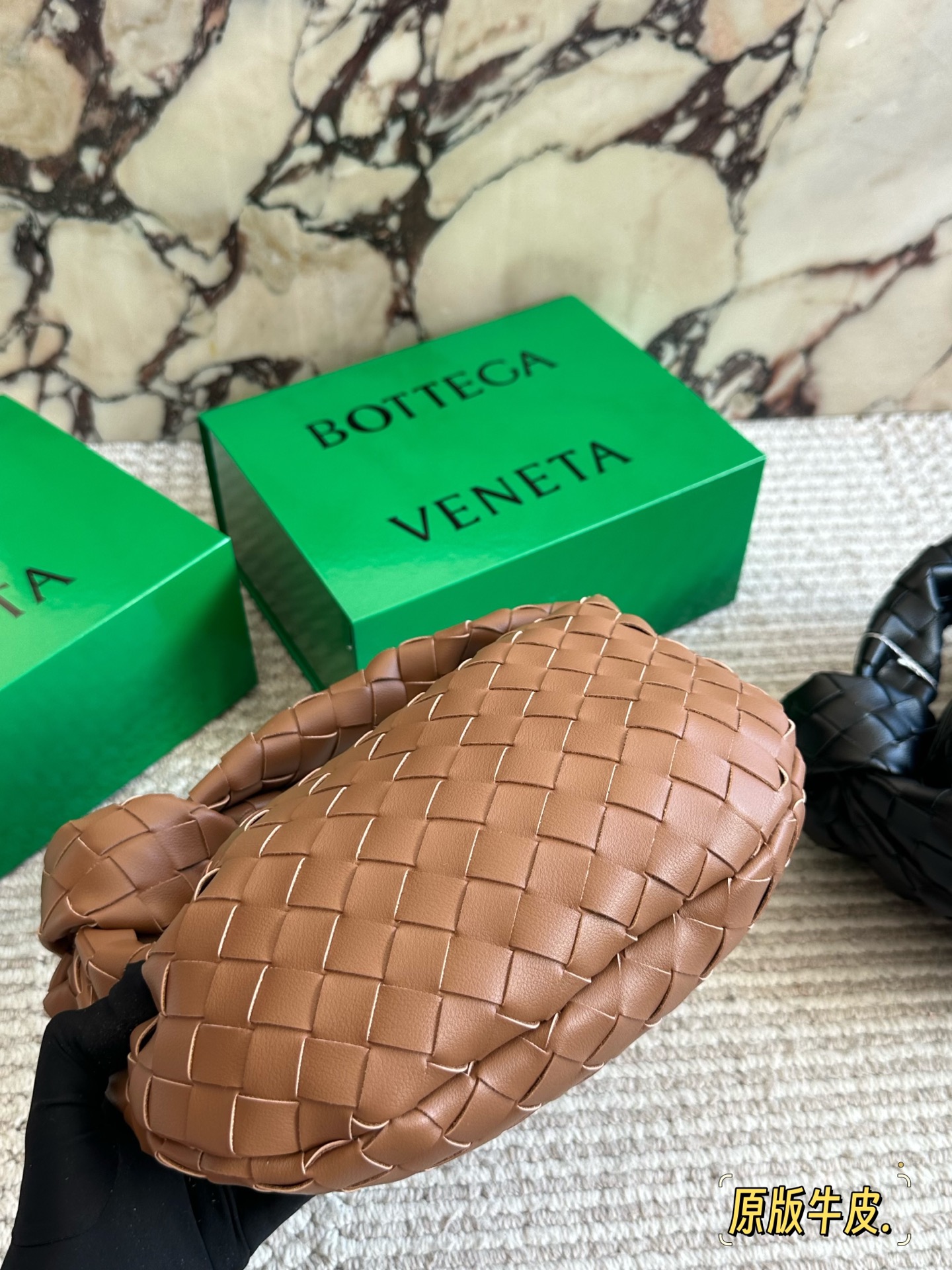 牛皮💰240 配盒 size:25 15cm BV 新款云朵包 迷恋老钱风随意又慵懒的感觉 牛批皮质 牛皮 柔软容量超大手拎大小感觉很合适