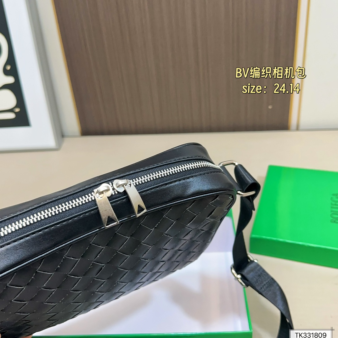 💰125（配盒） 尺寸24&times;14 BV 新款Veneta编织相机包斜挎包 简约别致，高级时髦不张扬！ 不管斜挎、单肩都是满满的造型感～ 实物皮质很软却饱满有型～ 简约大气，超级有范 男女同款