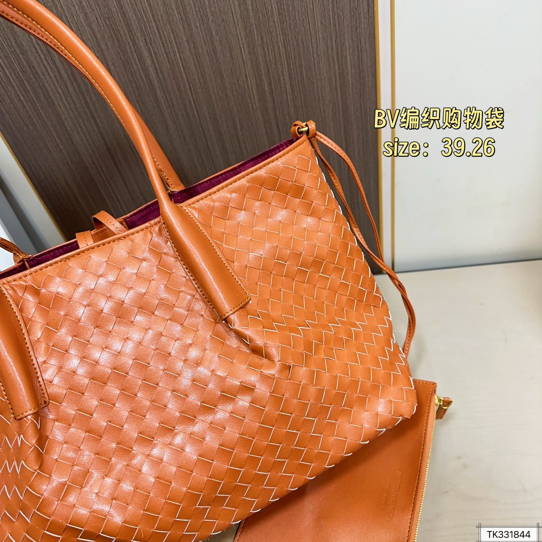 💰160 BV编织购物袋 bv 编织购物袋它是这一季中性价比+实用性最棒的一只包包！内置小包！容量非常 尺寸39.26