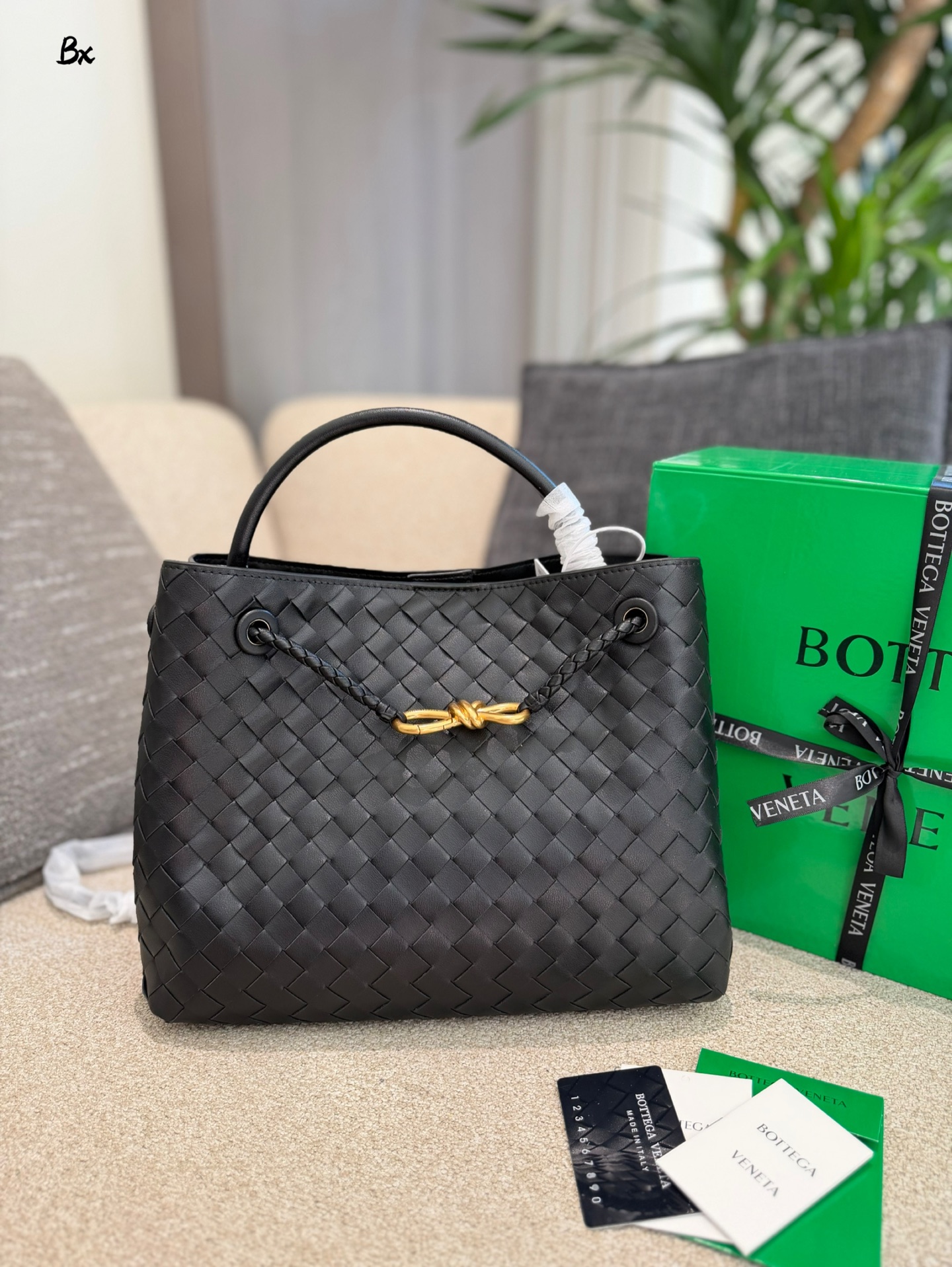 p235p255 BV Andiamo巴罗洛手袋​​ 🍷Bottega Veneta Andiamo系列手袋，巴罗洛酒红色超有质感，Nappa小羊皮+Intrecciato编织工艺，触感柔软细腻，纹理超美！金属绳结锁扣可调节，单肩、手拎、斜挎都OK，通勤日常都能用👜。小号&中号容量适中，实用又时髦，酒红色优雅复古，秋冬搭配超出片，是都市女生必入的高端手袋✨。25cm30cm配盒子