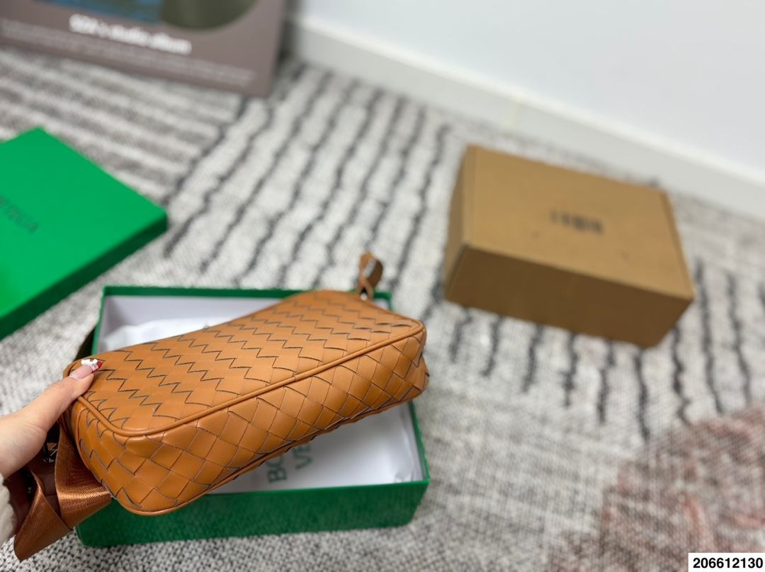 p130配盒 BV编织包斜挎包相机包 搭配休闲风的穿搭 舒适又有活力超级耐看 尺寸25.15