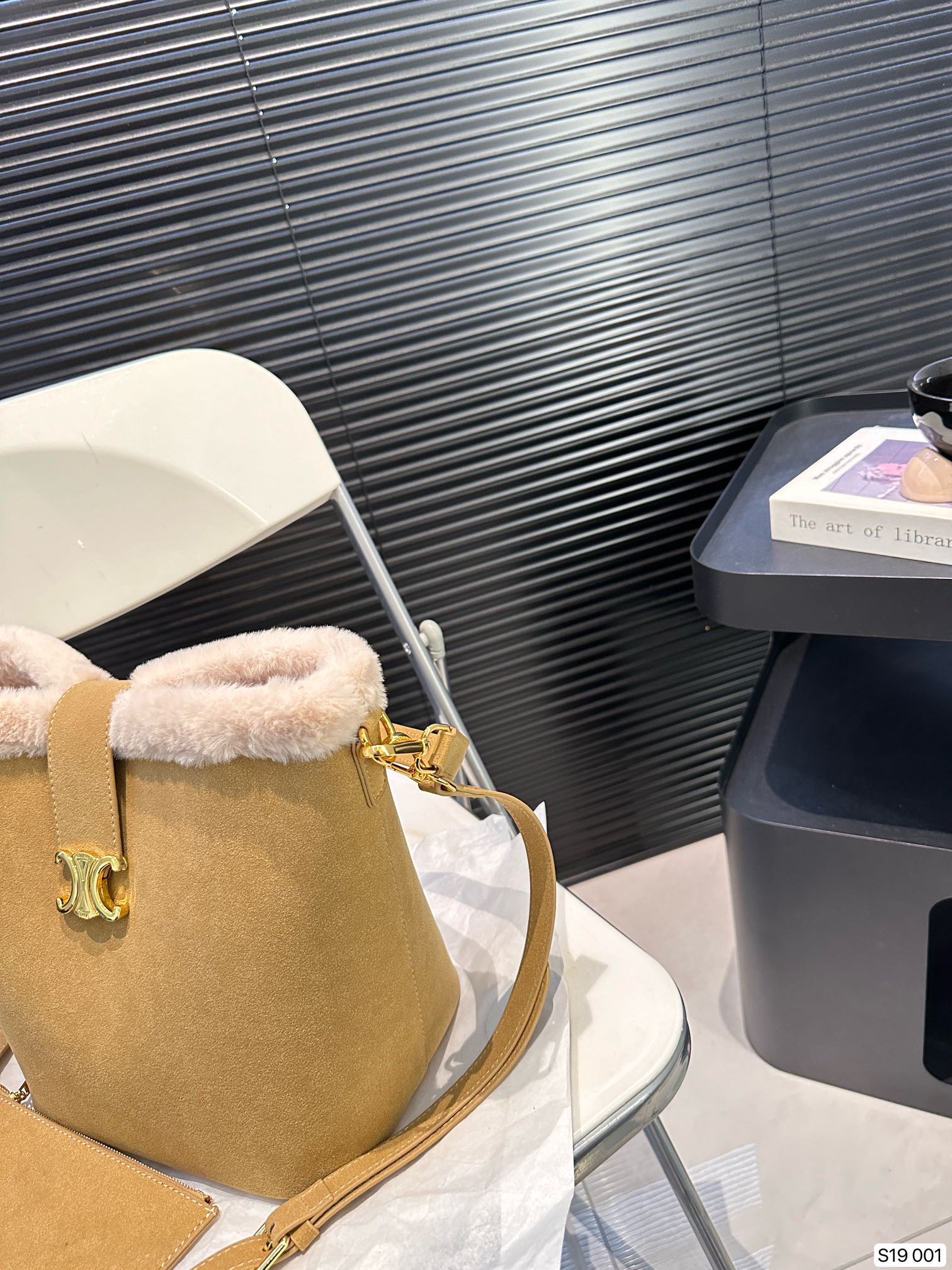 P145 赛琳秋冬限定|毛茸茸的celine水桶包 celine这次的新品我很满意这只毛茸茸的托特真的很可爱，在秋叶飘零的时候背上有多应景了秋冬氛围感直接拿捏！尺寸：24 24 货号001