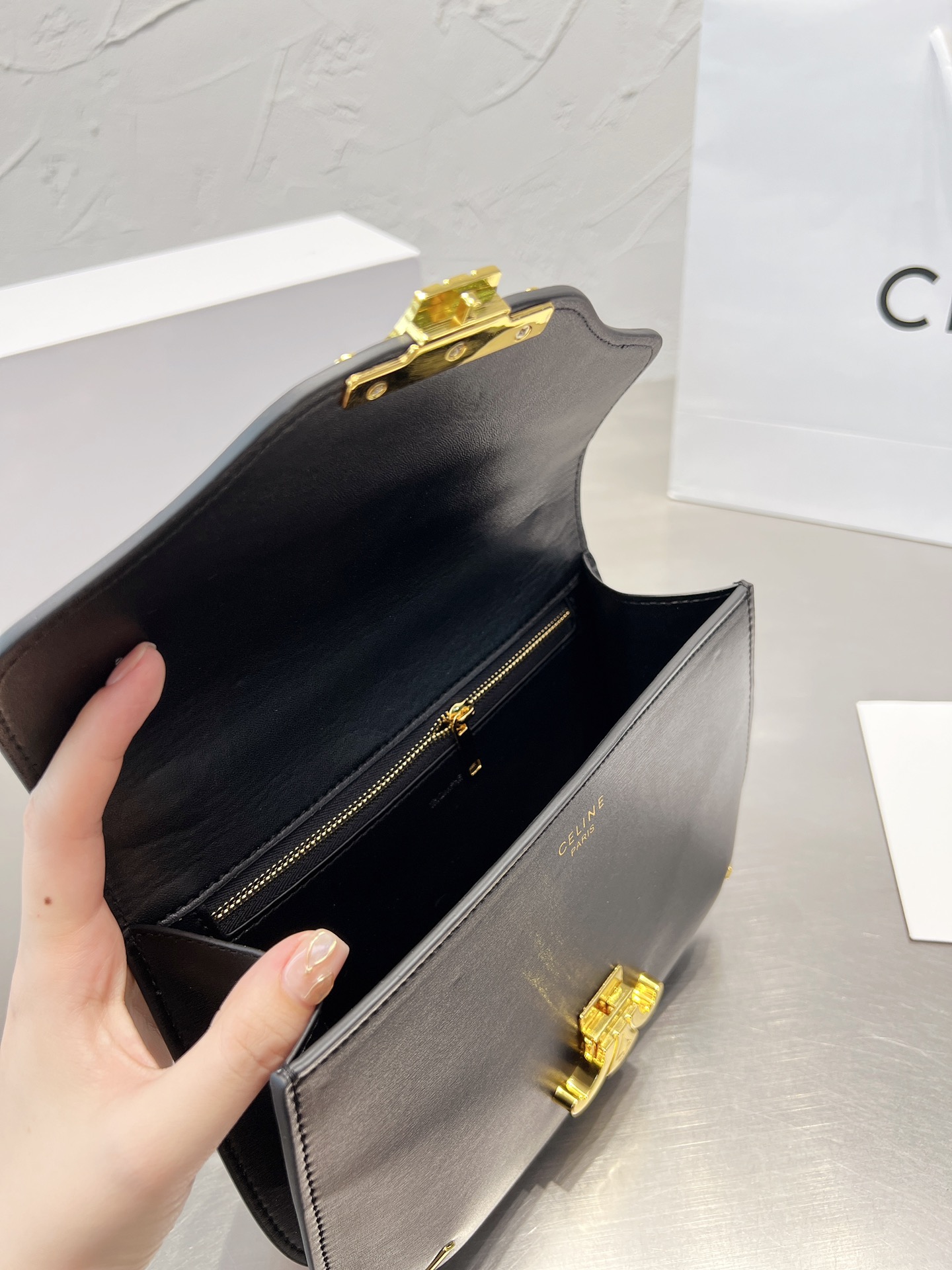 &yen;150折叠盒 Celine22夏季新品！又又又是凯旋门链条包！ 正式地为大家介绍它的名字：凯旋门Besace 链条包（或者腋下包）！新成员真的太美了！还是一如既往地采用亮泽小牛皮配以经典凯旋门logo和热度超高的金属链条黑金真的是永远的好搭档！百搭时尚就不再重复了包体没有什么厚度 但是非常有深度！除了手机钱包钥匙外再放气垫粉饼湿巾都没问题哦！24*18cm