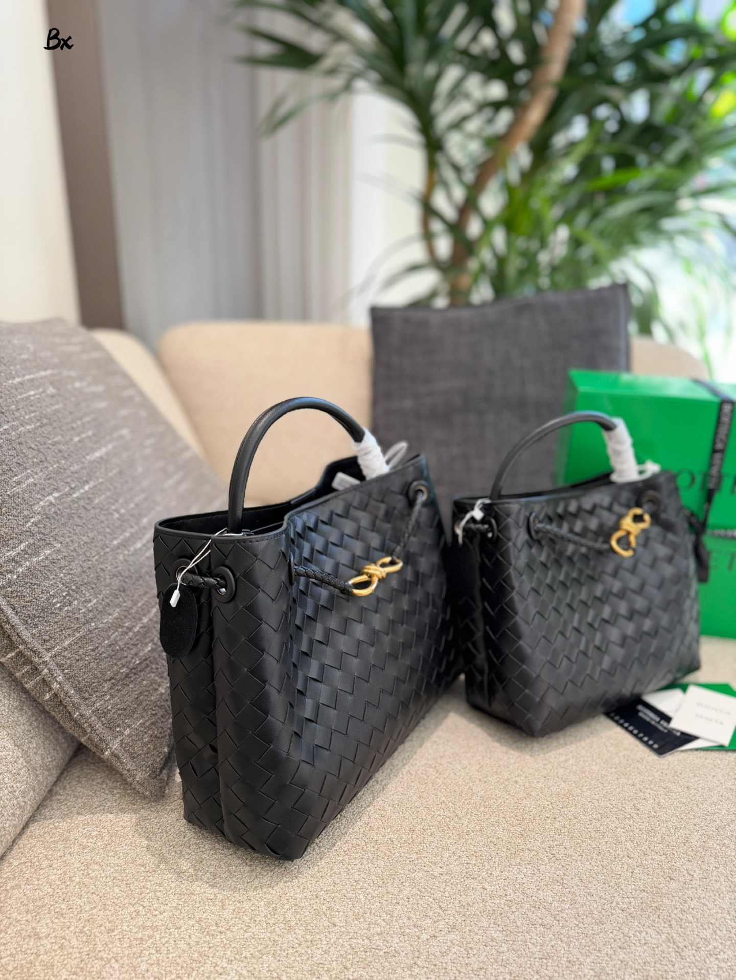 p235p255 BV Andiamo巴罗洛手袋​​ 🍷Bottega Veneta Andiamo系列手袋，巴罗洛酒红色超有质感，Nappa小羊皮+Intrecciato编织工艺，触感柔软细腻，纹理超美！金属绳结锁扣可调节，单肩、手拎、斜挎都OK，通勤日常都能用👜。小号&中号容量适中，实用又时髦，酒红色优雅复古，秋冬搭配超出片，是都市女生必入的高端手袋✨。25cm30cm配盒子